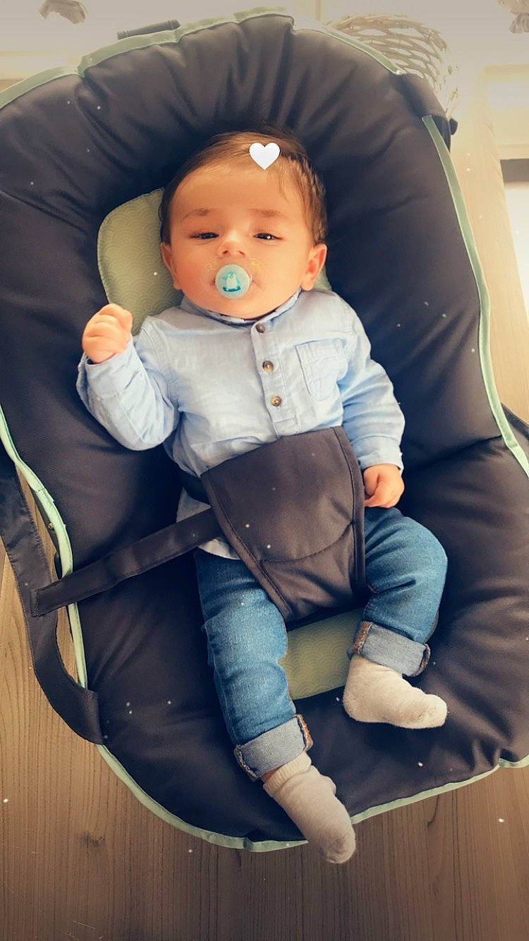 Emiliano a rejoint le concours — aidez-le/la à gagner de superbes lots ! arm, baby, baby_products, cheek, child, comfort, jeans, person, product, sitting, skin, toddler