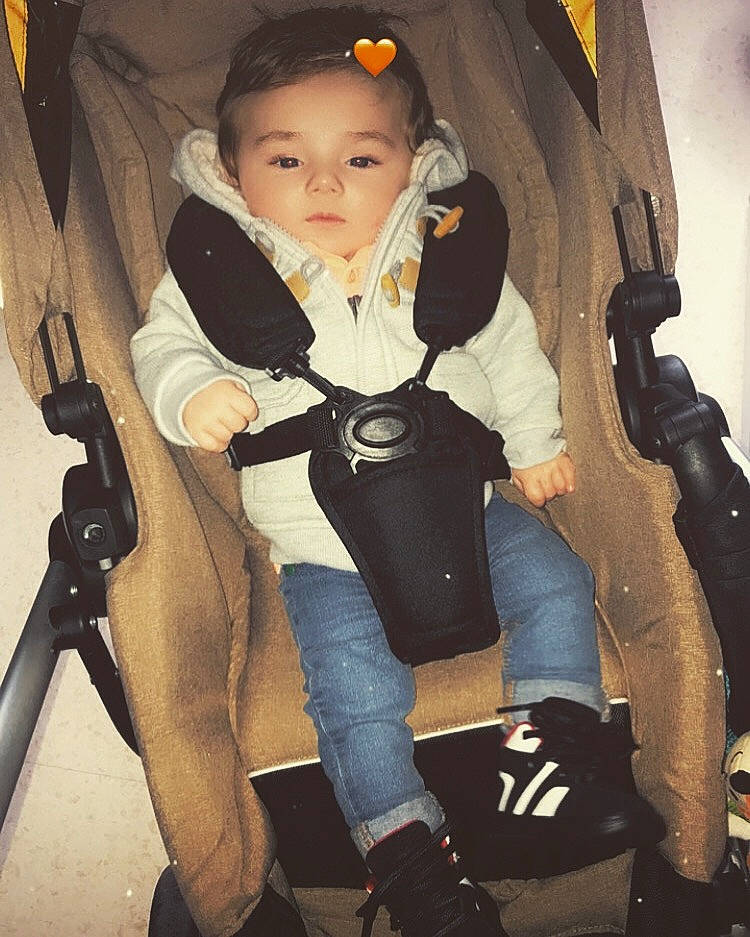 Emiliano a rejoint le concours — aidez-le/la à gagner de superbes lots ! baby_carriage, blond, child, child_model, leg, person, thigh, toddler