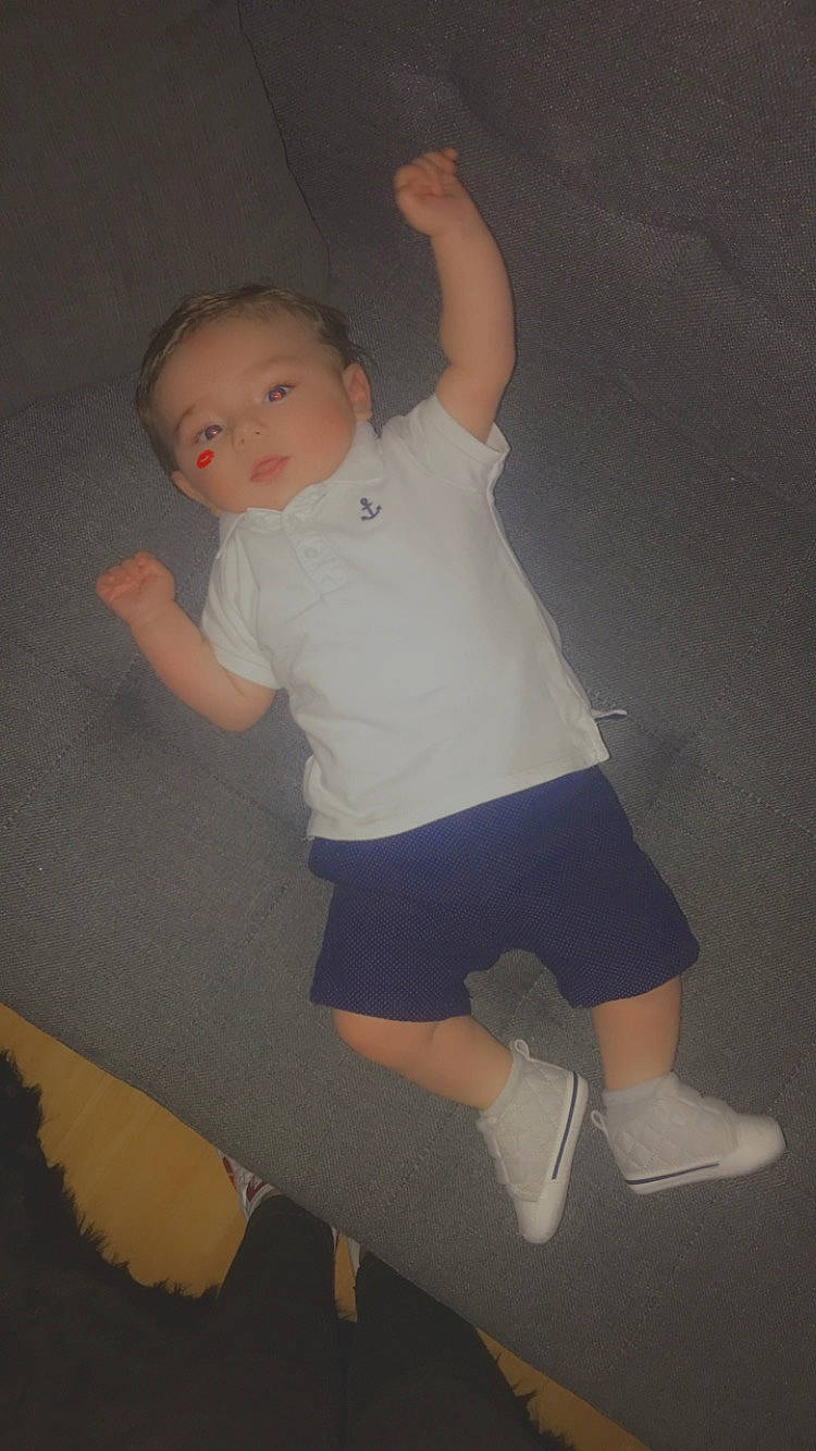 Emiliano a rejoint le concours — aidez-le/la à gagner de superbes lots ! arm, baby, child, fun, joint, knee, leg, person, standing, toddler