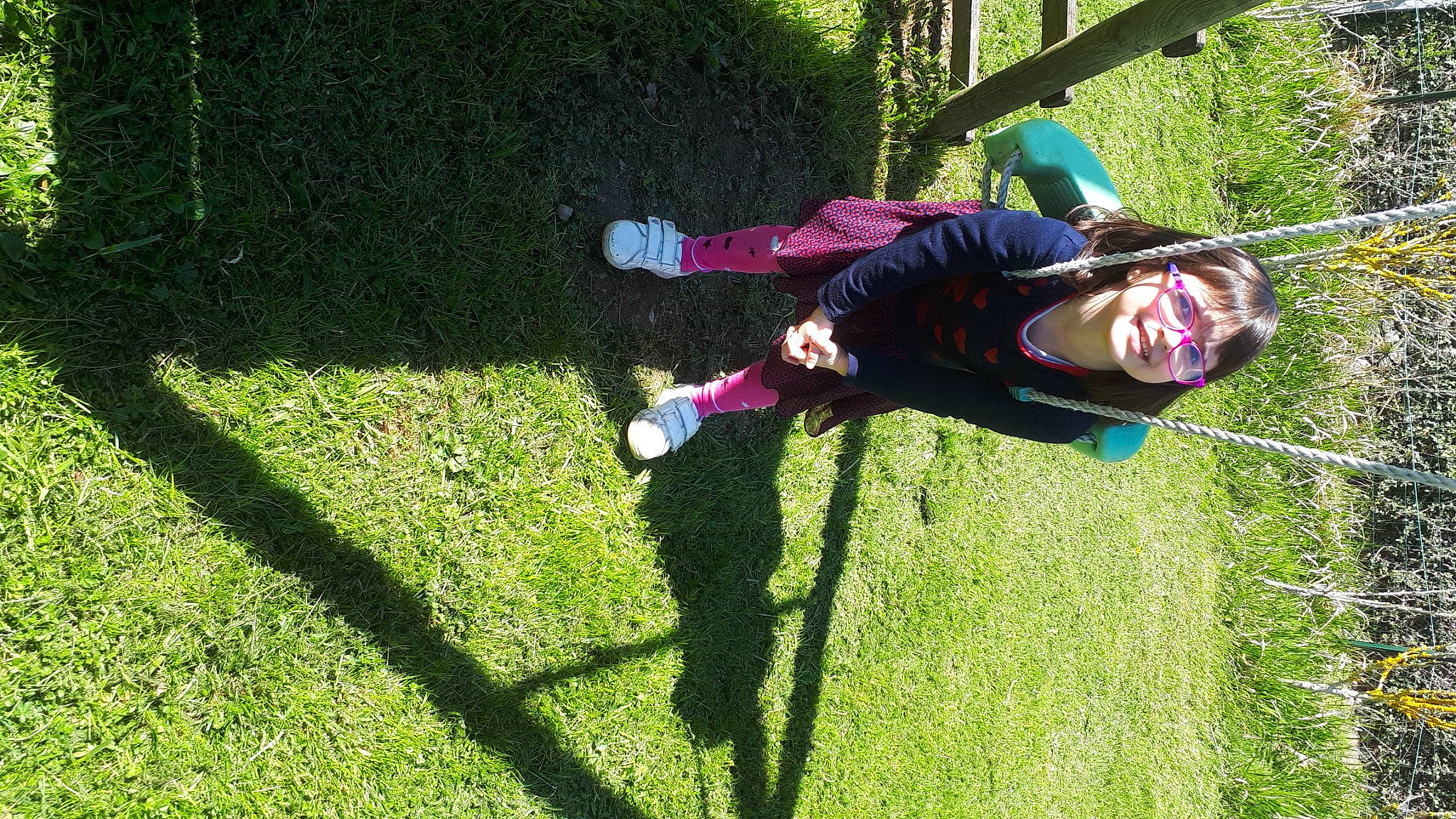 Lylou a rejoint le concours — aidez-le/la à gagner de superbes lots ! fun, garden, grass, grassland, groundcover, happy, joy, landscape, lawn, leisure, magenta, people_in_nature, person, plant, recreation, shadow, shrub, smile, tree, yard