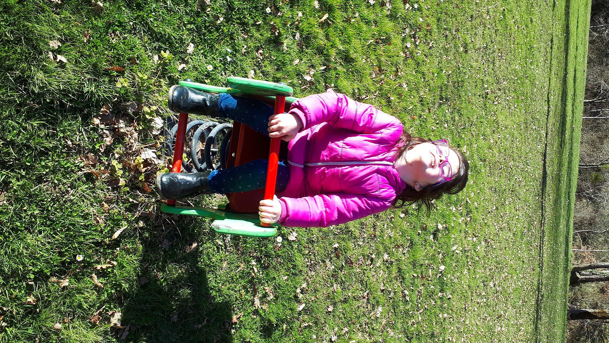 Lylou participe au concours pour gagner de l'argent avec cette photo : annual_plant, fun, garden, grass, grass_family, grassland, groundcover, landscape, lawn, leaf, leisure, magenta, meadow, natural_landscape, pasture, people_in_nature, person, plant, recreation, shrub