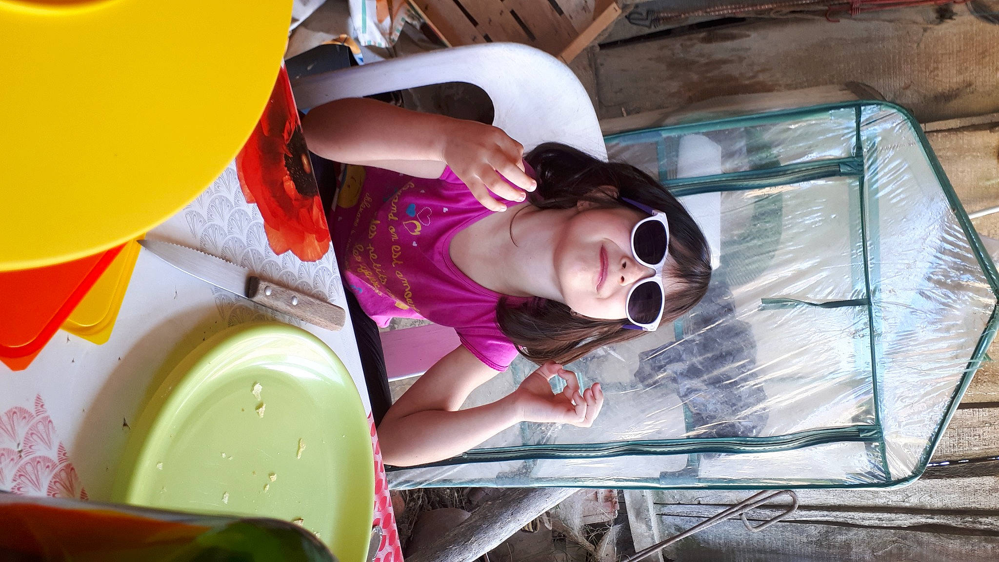 Lylou participe au concours pour gagner de l'argent avec cette photo : automotive_exterior, automotive_lighting, child, eyewear, fun, goggles, happy, hat, joy, leisure, magenta, motor_vehicle, person, pink, recreation, smile, sunglasses, toddler, vehicle_door, water