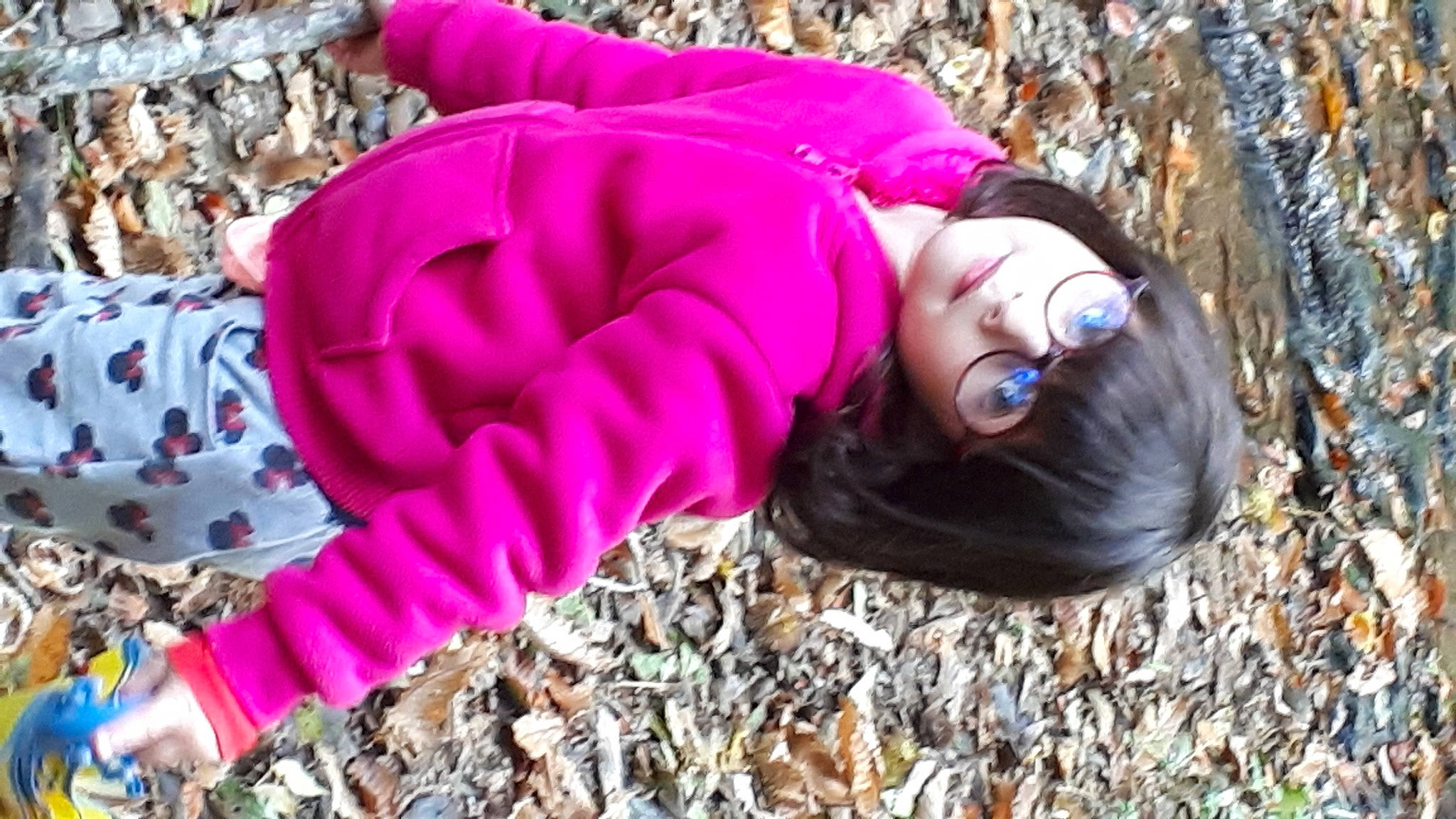 Lylou a rejoint le concours — aidez-le/la à gagner de superbes lots ! child, eyewear, fun, fur, grass, happy, hood, leisure, magenta, people, people_in_nature, person, pink, plant, soil, spring, sunglasses, toddler, tree, winter