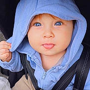 Matei participe au concours pour gagner de l'argent avec cette photo : baby, baby_boy, blue_eyes, casual, child, close_up, clothing, cute, expression, face, harness, hoodie, infant, outdoor, person, playful, portrait, soft_lighting, stroller, tongue_out