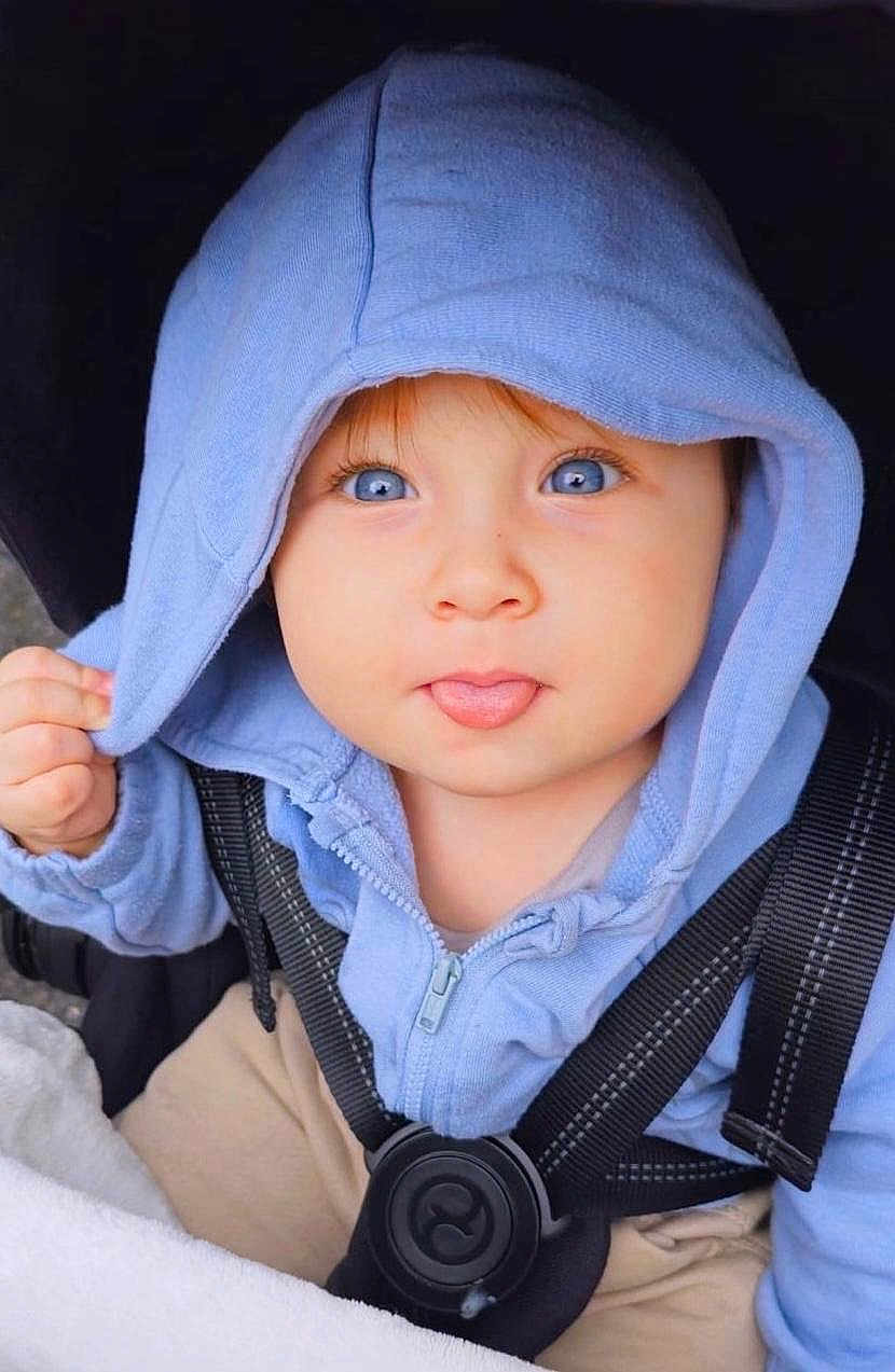 Matei participe au concours pour gagner de l'argent avec cette photo : baby, baby_boy, blue_eyes, casual, child, close_up, clothing, cute, expression, face, harness, hoodie, infant, outdoor, person, playful, portrait, soft_lighting, stroller, tongue_out