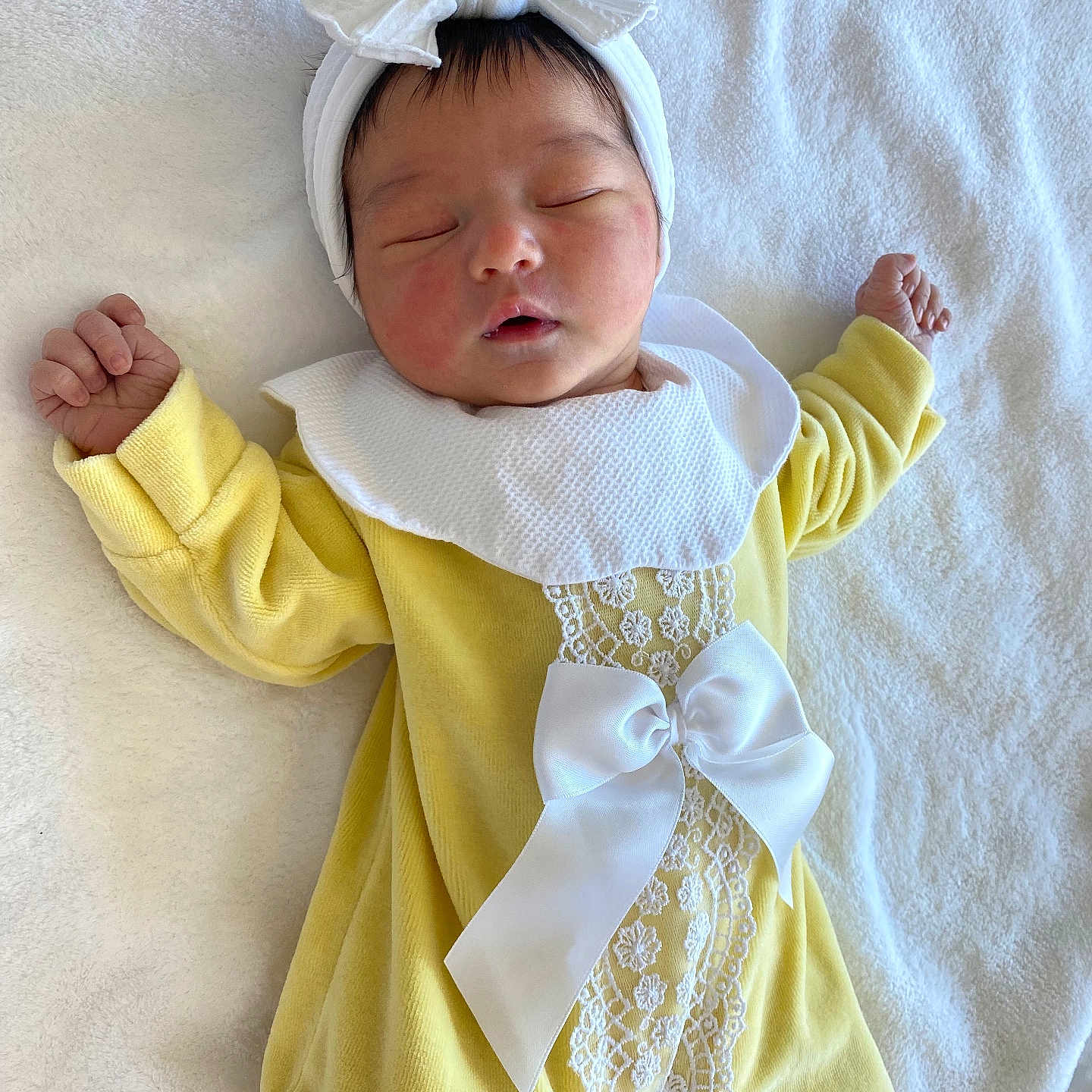 Waïlee a rejoint le concours — aidez-le/la à gagner de superbes lots ! baby, sleeping, infant, yellow_outfit, white_bow, headband, lace, blanket, soft_texture, peaceful, cute, newborn, portrait, indoors, child, clothing, resting, adorable, cozy, hands_up