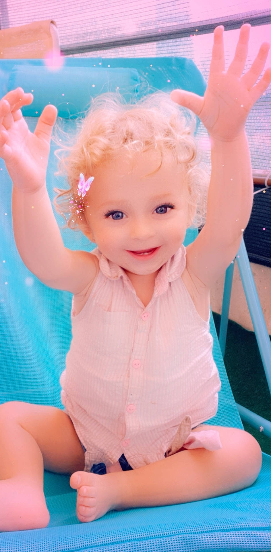 Luna a rejoint le concours — aidez-le/la à gagner de superbes lots ! arm, baby, blond, cheek, child, child_model, ear, finger, gesture, hand, joy, leg, person, pink, play, sitting, skin, smile, thumb, toddler