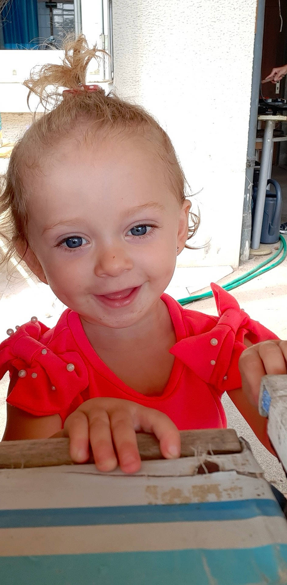 Luna a rejoint le concours — aidez-le/la à gagner de superbes lots ! baby, child, face, finger, head, nose, person, play, skin, smile, toddler