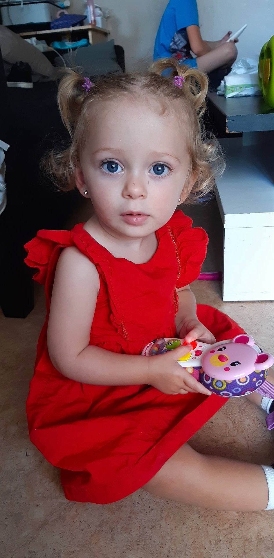 Luna participe au concours pour gagner de l'argent avec cette photo : baby, cheek, child, child_model, headband, person, play, toddler, toy