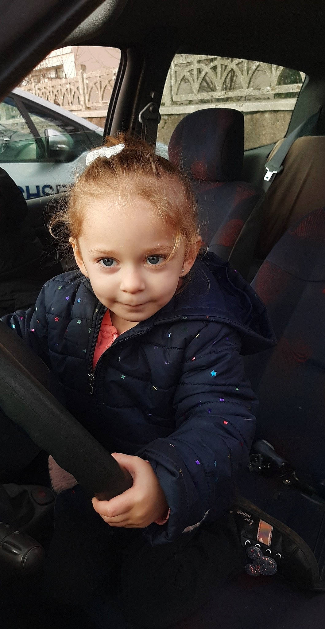 Luna a rejoint le concours — aidez-le/la à gagner de superbes lots ! auto_part, automotive_design, automotive_exterior, automotive_lighting, blond, car, car_seat, car_seat_cover, cheek, cool, facial_expression, flash_photography, joy, motor_vehicle, person, personal_luxury_car, skin, tints_and_shades, toddler, vehicle