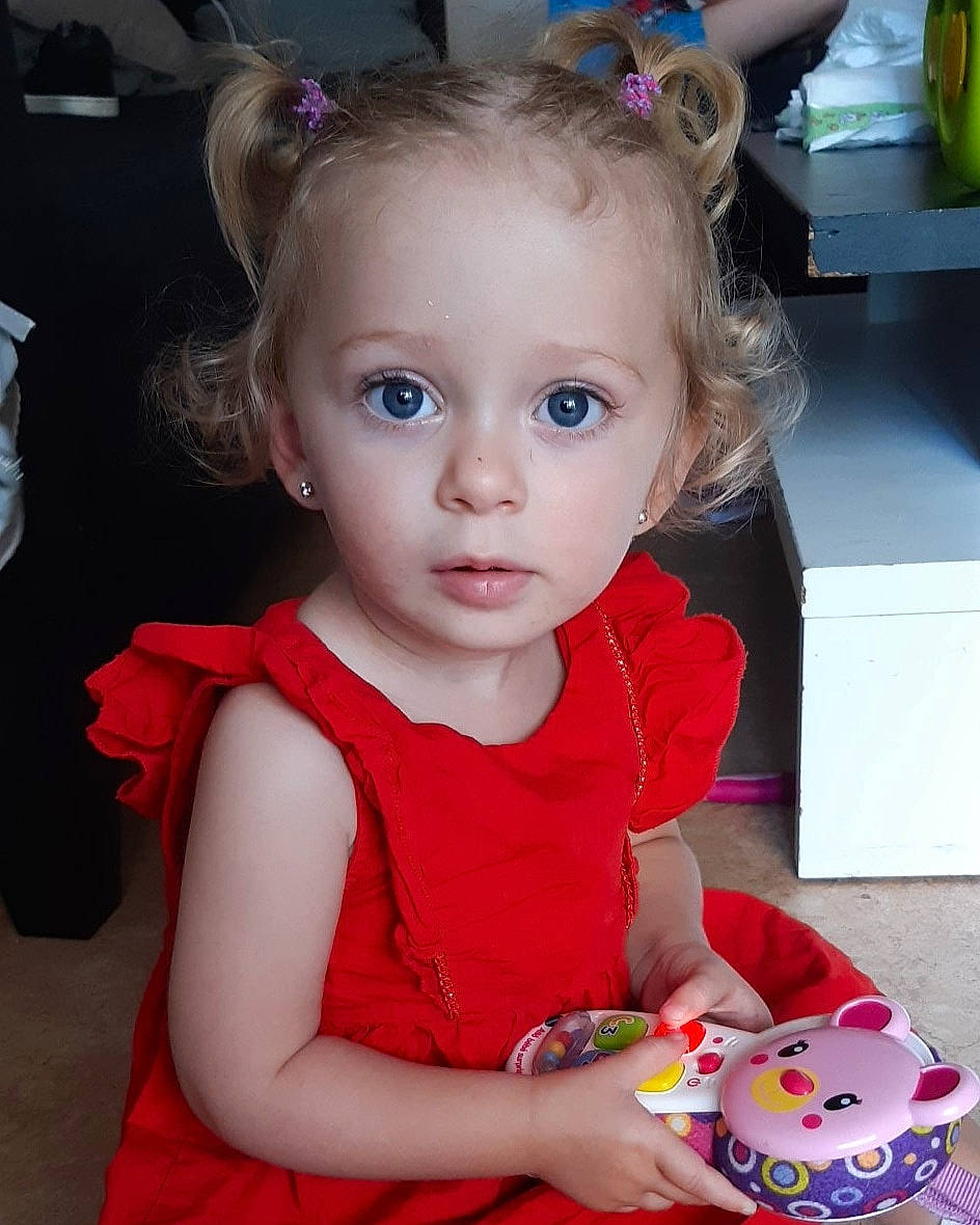 Luna a rejoint le concours — aidez-le/la à gagner de superbes lots ! baby, cheek, child, hair_accessory, iris, person, skin, toddler