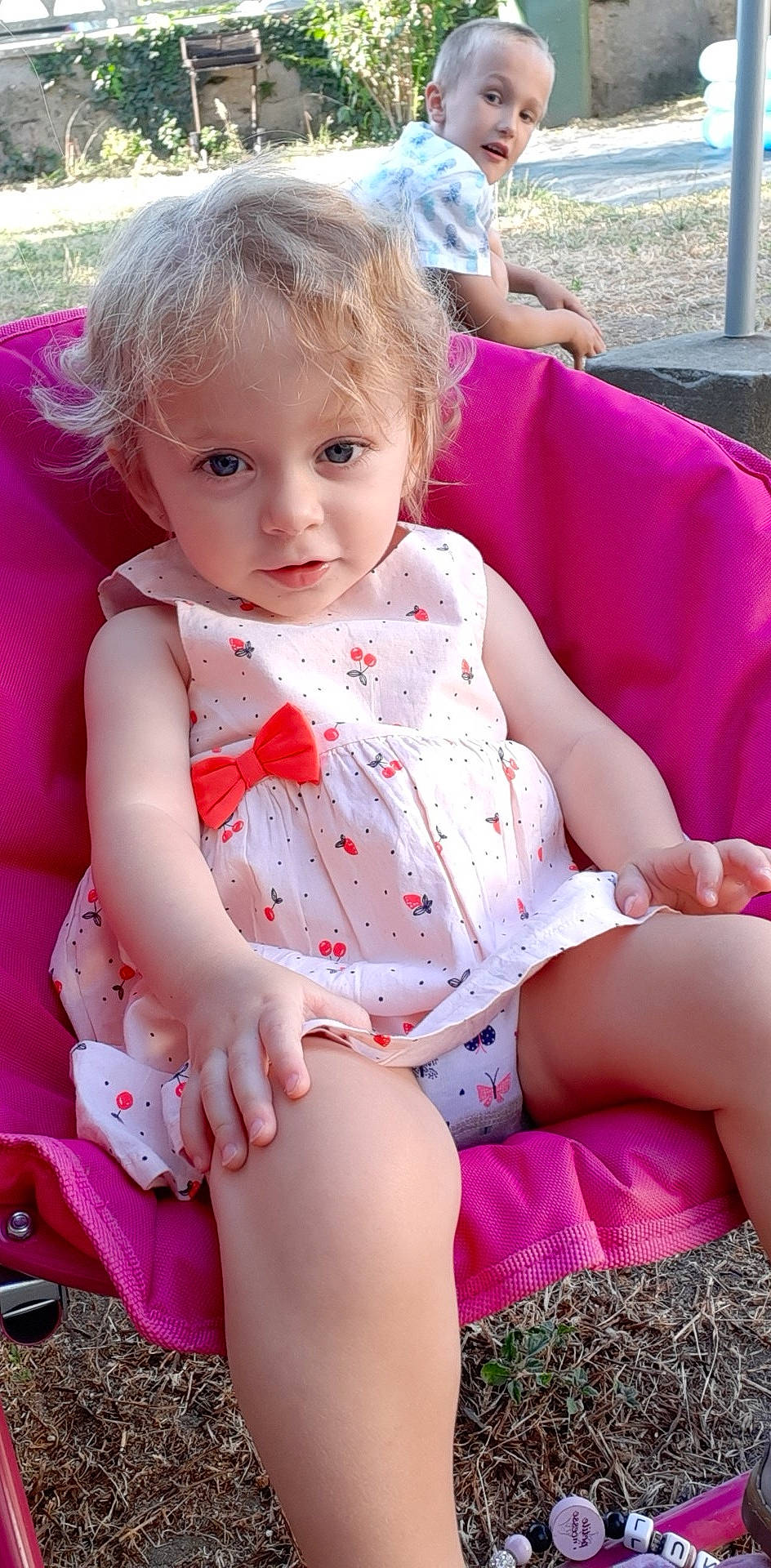 Luna a rejoint le concours — aidez-le/la à gagner de superbes lots ! baby, blond, child, child_model, daughter, finger, leg, person, pink, play, sitting, skin, thigh, toddler