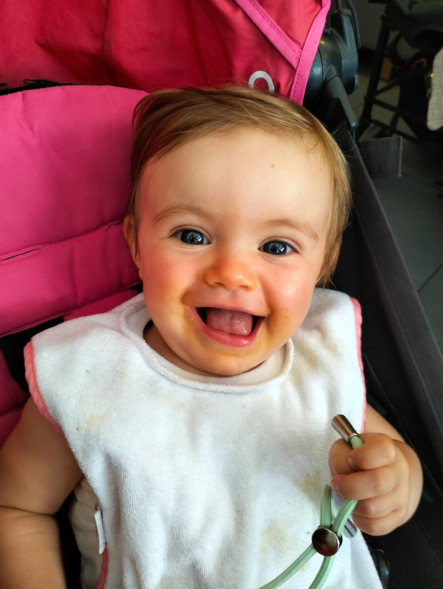 Léonie a rejoint le concours — aidez-le/la à gagner de superbes lots ! cheek, eye, eyebrow, eyelash, facial_expression, finger, gesture, happy, head, iris, joy, lip, mouth, neck, nose, organ, person, pink, skin, sleeve