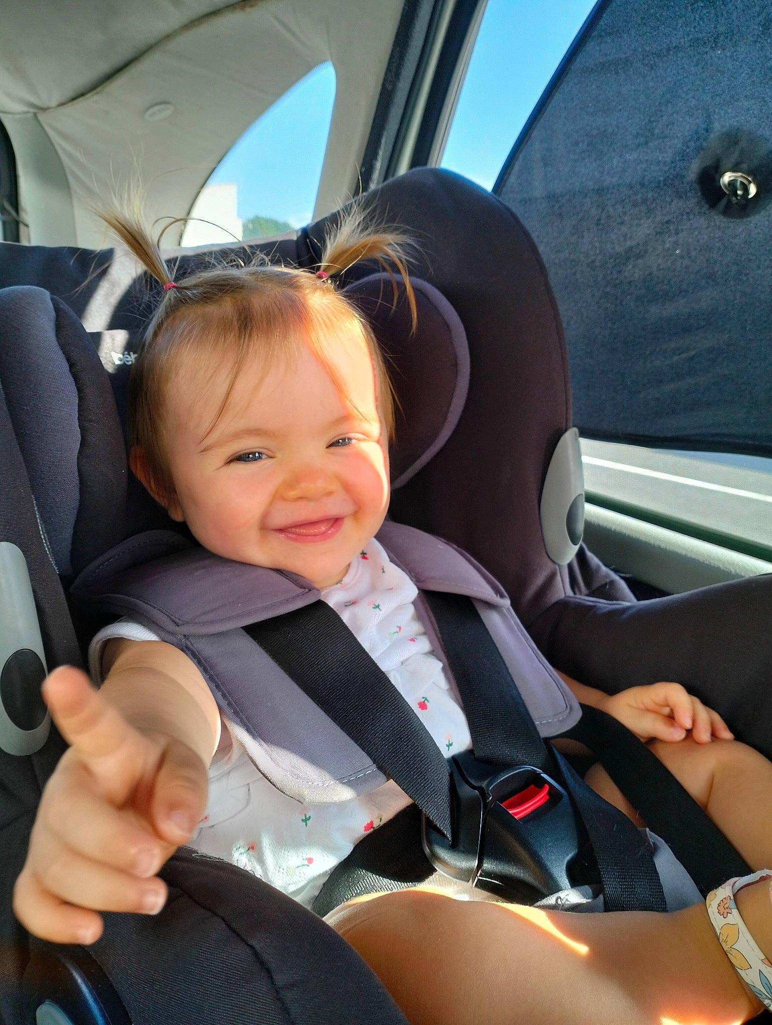 Léonie a rejoint le concours — aidez-le/la à gagner de superbes lots ! air_travel, auto_part, automotive_design, baby, baby_carriage, baby_in_car_seat, car_seat, car_seat_cover, child, comfort, family_car, gesture, head_restraint, joy, motor_vehicle, person, seat_belt, smile, steering_part, toddler