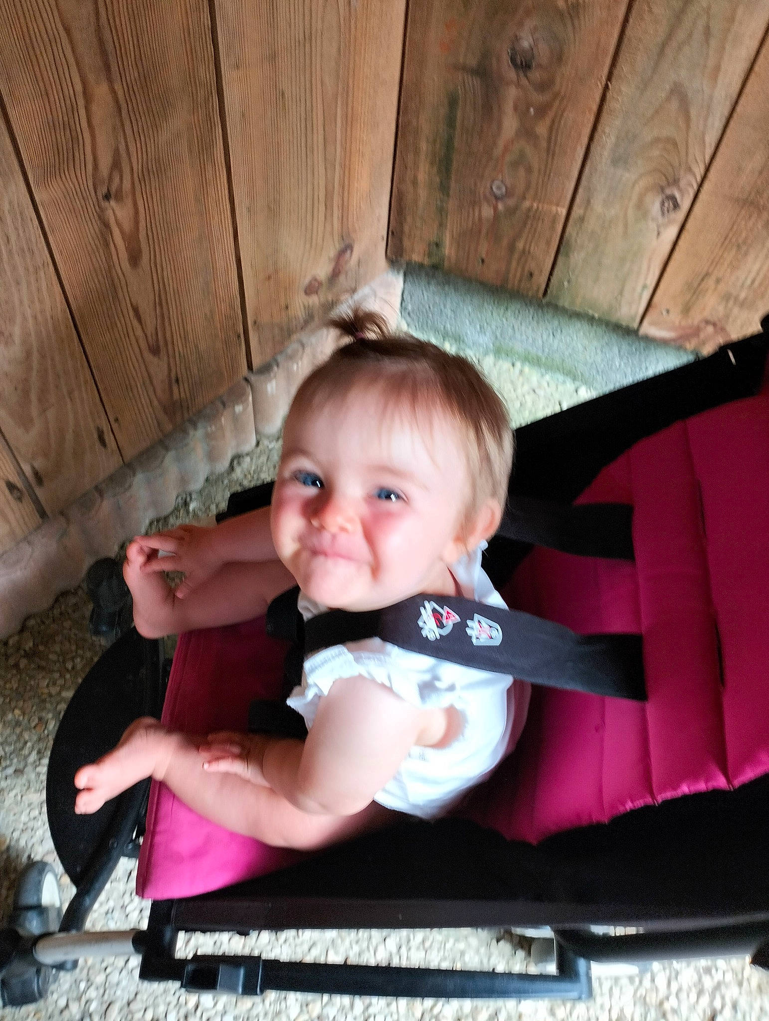 Léonie participe au concours pour gagner de l'argent avec cette photo : baby, baby_carriage, baby_products, baby_toddler_clothing, cheek, child, comfort, flooring, foot, fun, happy, hardwood, joy, lap, person, room, sitting, smile, sock, toddler