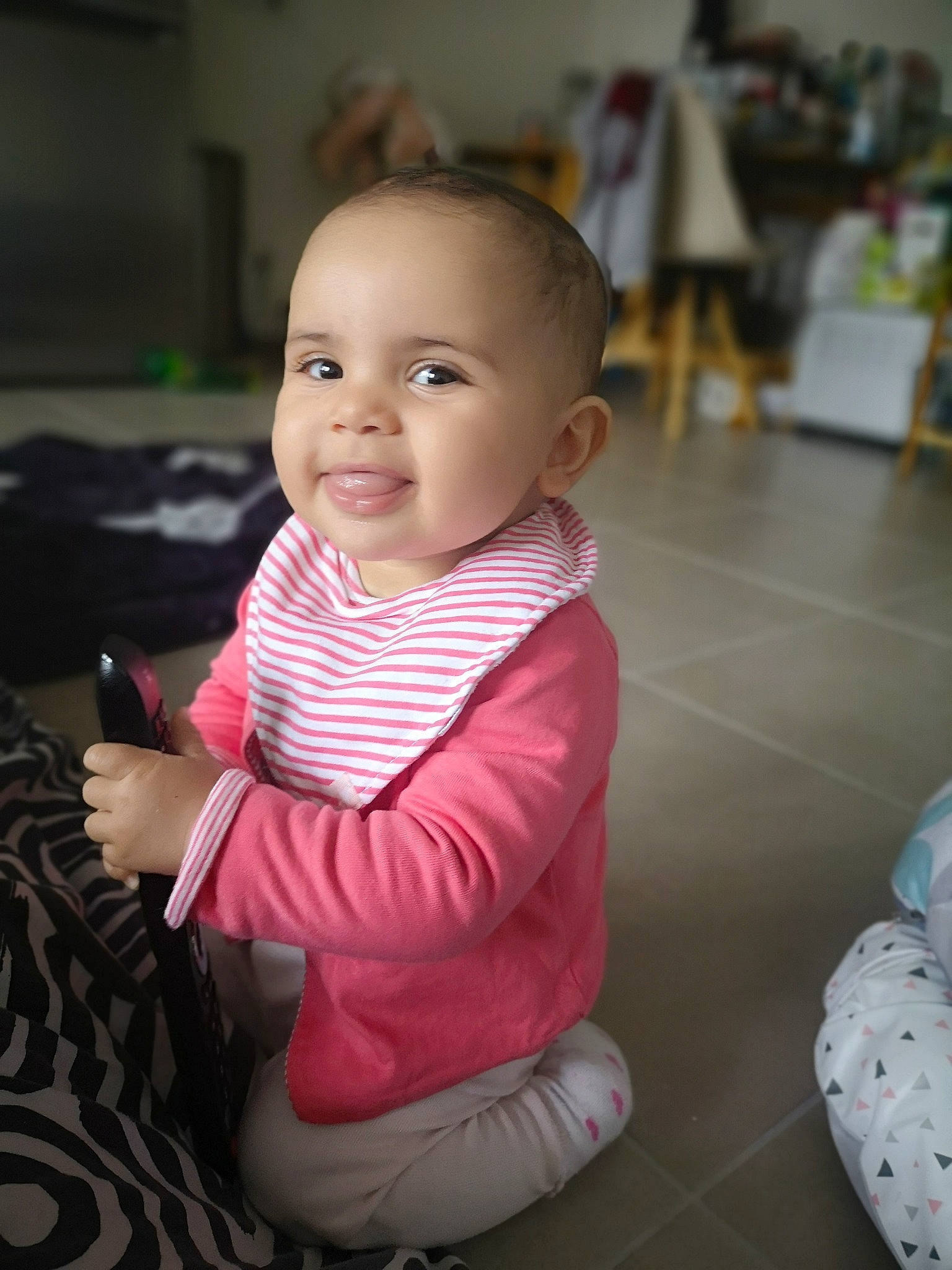 Lina participe au concours pour gagner de l'argent avec cette photo : baby, beauty, cheek, child, eye, face, family, head, iris, joy, person, pink, sitting, skin, smile, toddler, vacation