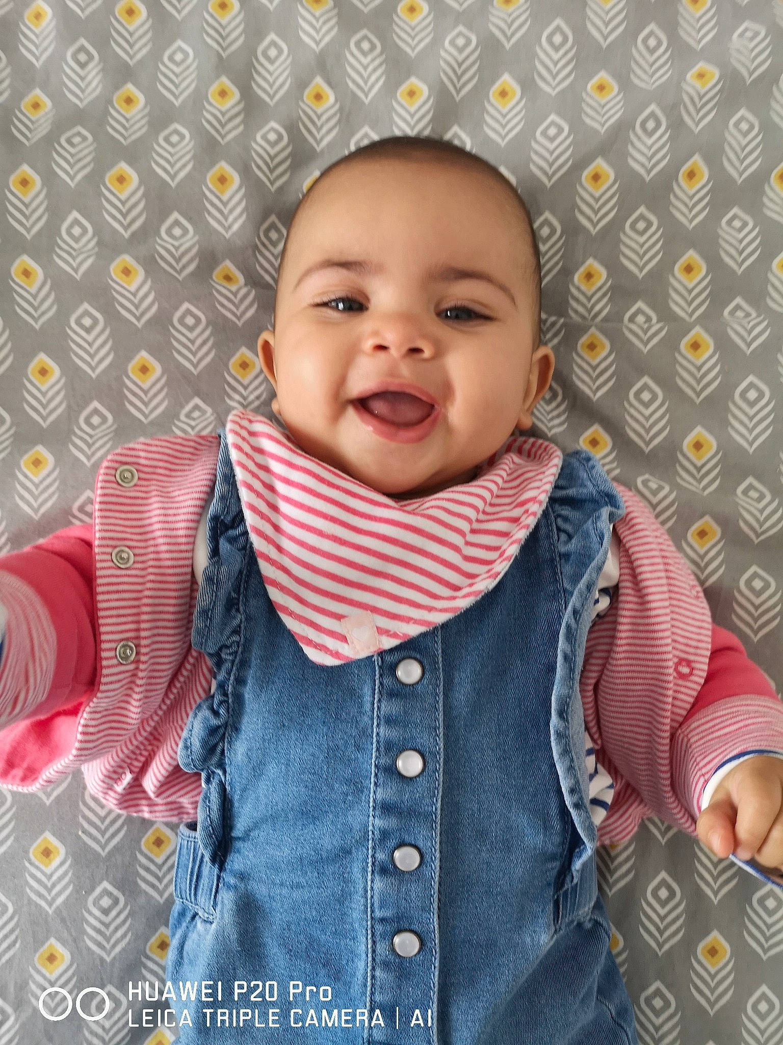 Lina participe au concours pour gagner de l'argent avec cette photo : baby, cheek, child, child_model, face, finger, gesture, happy, head, mouth, neck, outerwear, pattern, person, photography, pink, skin, smile, textile, toddler