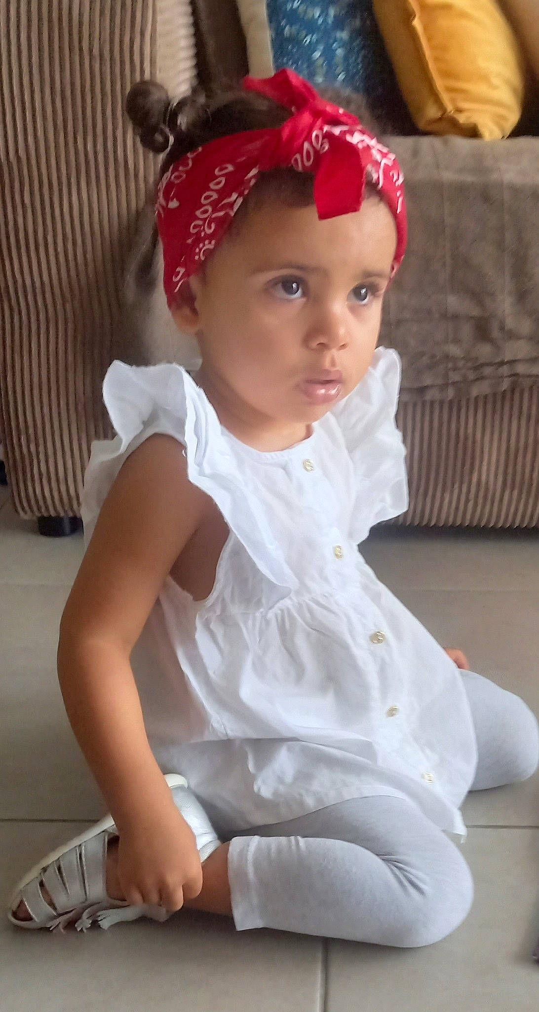 Lina a rejoint le concours — aidez-le/la à gagner de superbes lots ! baby, baby_toddler_clothing, cap, cheek, child, costume_hat, event, eyewear, fashion_accessory, fun, hair_accessory, happy, headband, headgear, headpiece, headwear, lip, neck, person, sitting