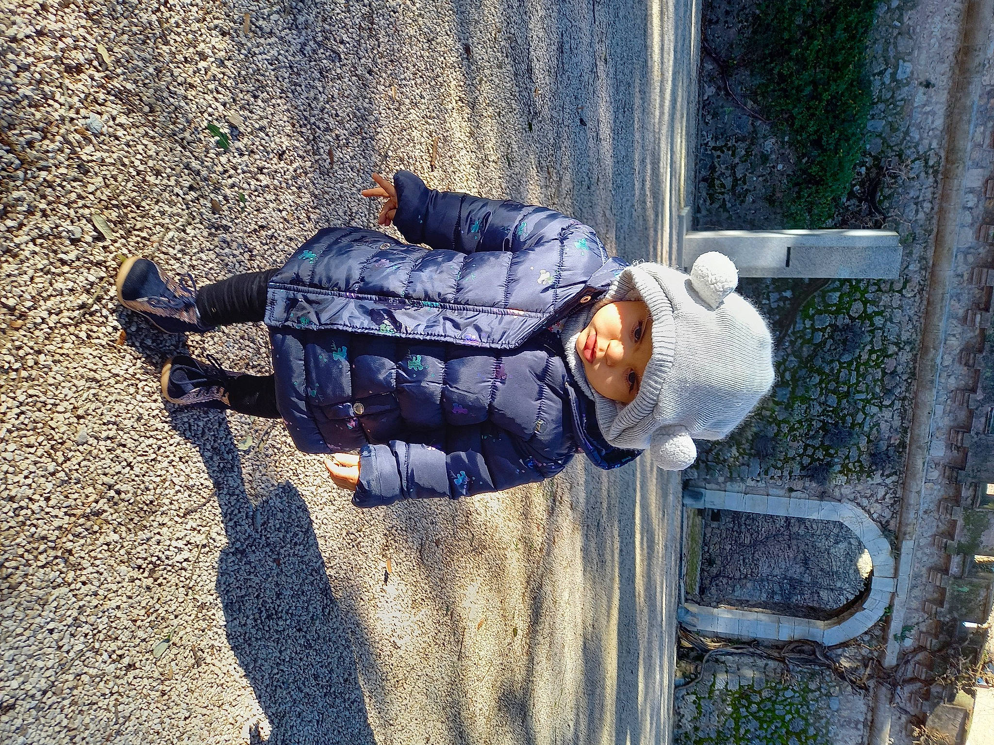 Lina a rejoint le concours — aidez-le/la à gagner de superbes lots ! asphalt, auto_part, concrete, denim, electric_blue, grass, headwear, human_leg, leisure, pedestrian, person, road, road_surface, shadow, sitting, soil, street, toddler, tree, water