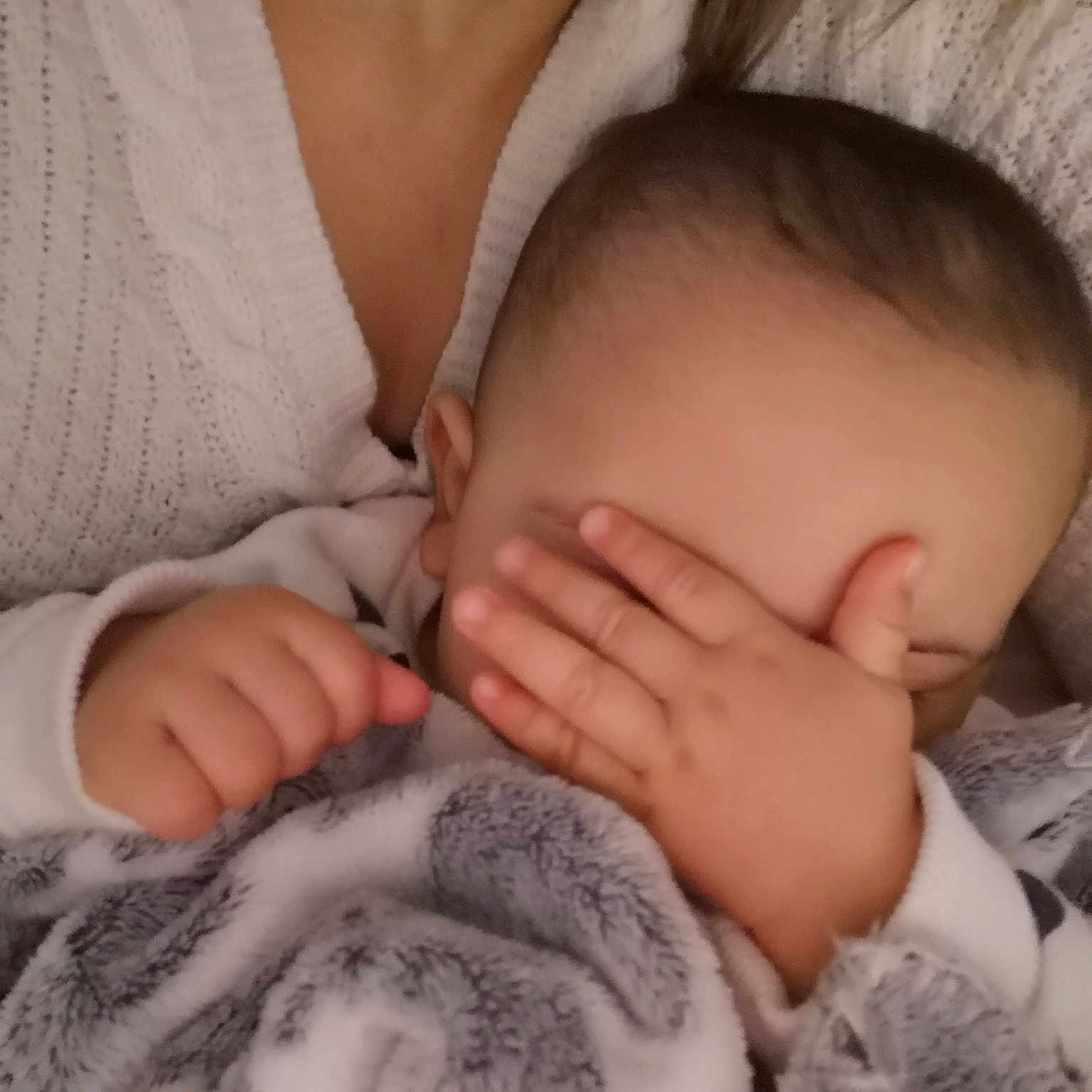 Lea participe au concours pour gagner de l'argent avec cette photo : arm, baby, baby_sleeping, cheek, child, close_up, eye, face, finger, gesture, hand, lip, muscle, nap, nose, photograph, photography, skin, sleep, toddler