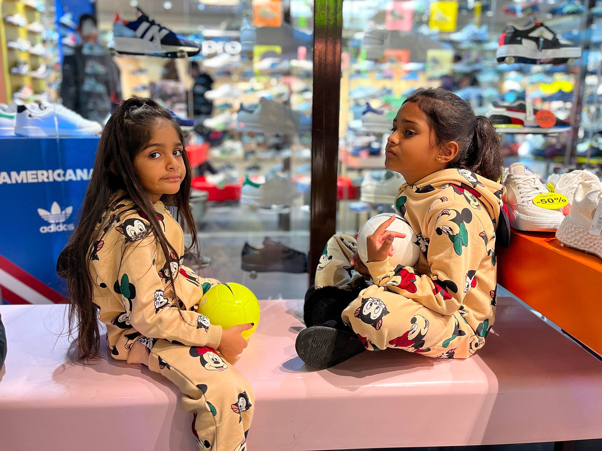 Lorene a rejoint le concours — aidez-le/la à gagner de superbes lots ! bag, beauty, child, city, customer, event, fun, handbag, happy, human_leg, leisure, luggage_and_bags, person, recreation, retail, shopping, sitting, street, toddler, toy