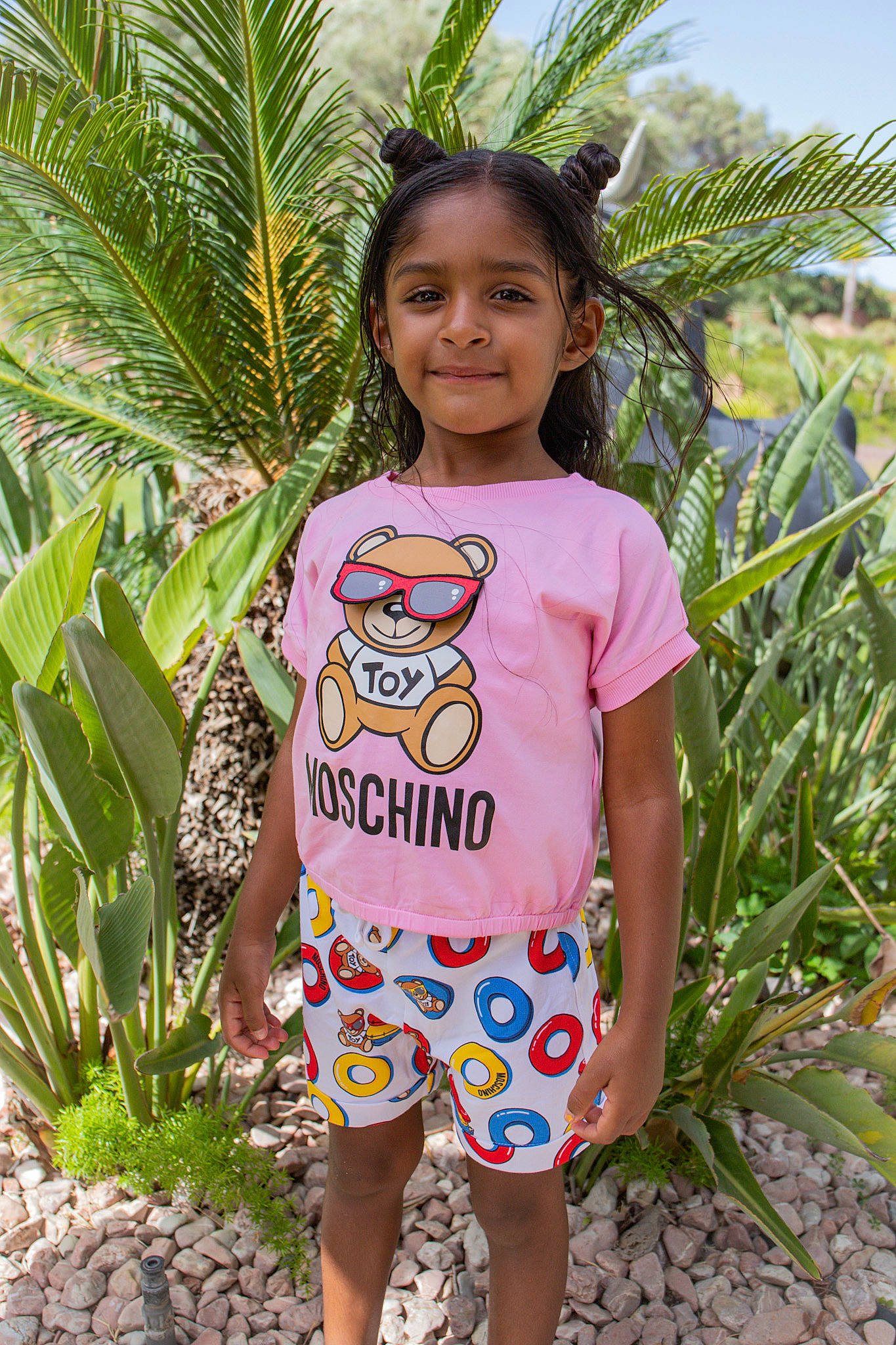 Lorene participe au concours pour gagner de l'argent avec cette photo : adaptation, arecales, baby_toddler_clothing, child, fun, garden, grass, happy, joy, leaf, nature, palm_tree, people_in_nature, person, plant, sleeve, smile, t_shirt, terrestrial_plant, toddler