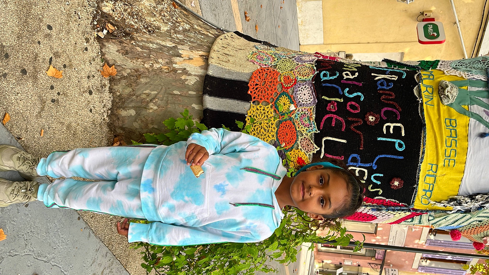 Solene a rejoint le concours — aidez-le/la à gagner de superbes lots ! adaptation, art, baby, child, fashion_accessory, hat, human_settlement, joy, leisure, pattern, people, person, public_space, road, sidewalk, street, temple, textile, toddler, travel