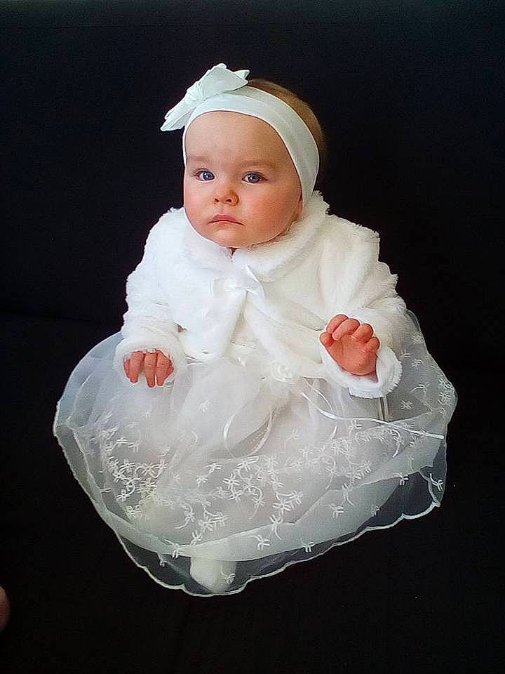 Adele a rejoint le concours — aidez-le/la à gagner de superbes lots ! child, girl, gown, hair_accessory, headgear, headpiece, infant, material, person, product, toddler