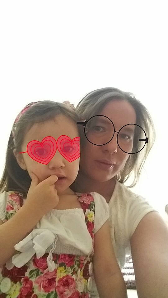 Joyci a rejoint le concours — aidez-le/la à gagner de superbes lots ! brown_hair, cheek, child, daughter, eyewear, fun, girl, glasses, happiness, health_beauty, human_hair_color, mother, nose, person, product, shoulder, smile, sunglasses, vision_care