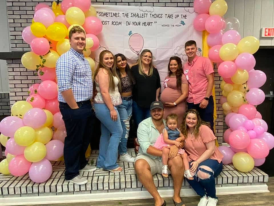 Freyja is registered to the contest to win money with this photo: balloon, clothing, community, facial_expression, fashion, fun, green, happy, headwear, human, joy, leisure, organ, party_supply, people, person, photograph, pink, recreation, smile