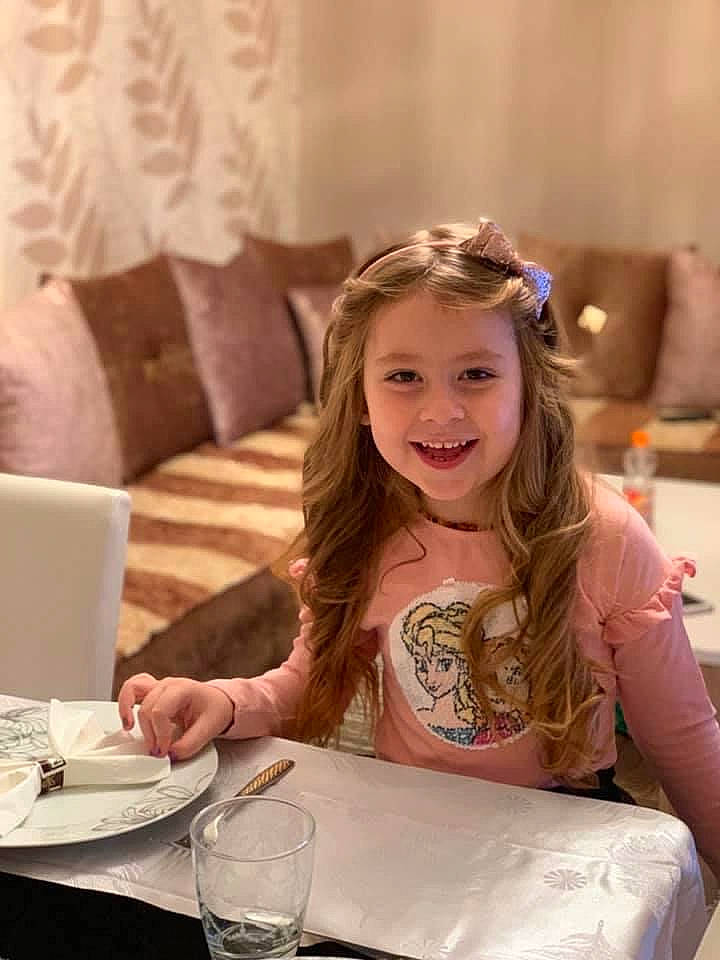 Leila participe au concours pour gagner de l'argent avec cette photo : barware, blond, champagne_stemware, couch, cup, dishware, drinkware, glass, home_accessories, interior_design, joy, living_room, mouth, person, plate, porcelain, room, serveware, smile, stemware