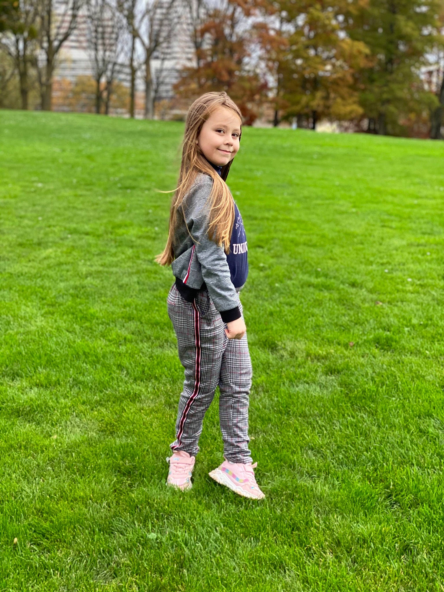 Leila participe au concours pour gagner de l'argent avec cette photo : active_pants, blond, brown_hair, child_model, grass, grass_family, grassland, green, happy, joy, lawn, long_hair, meadow, mouth, park, people_in_nature, person, portrait_photography, shoe, spring