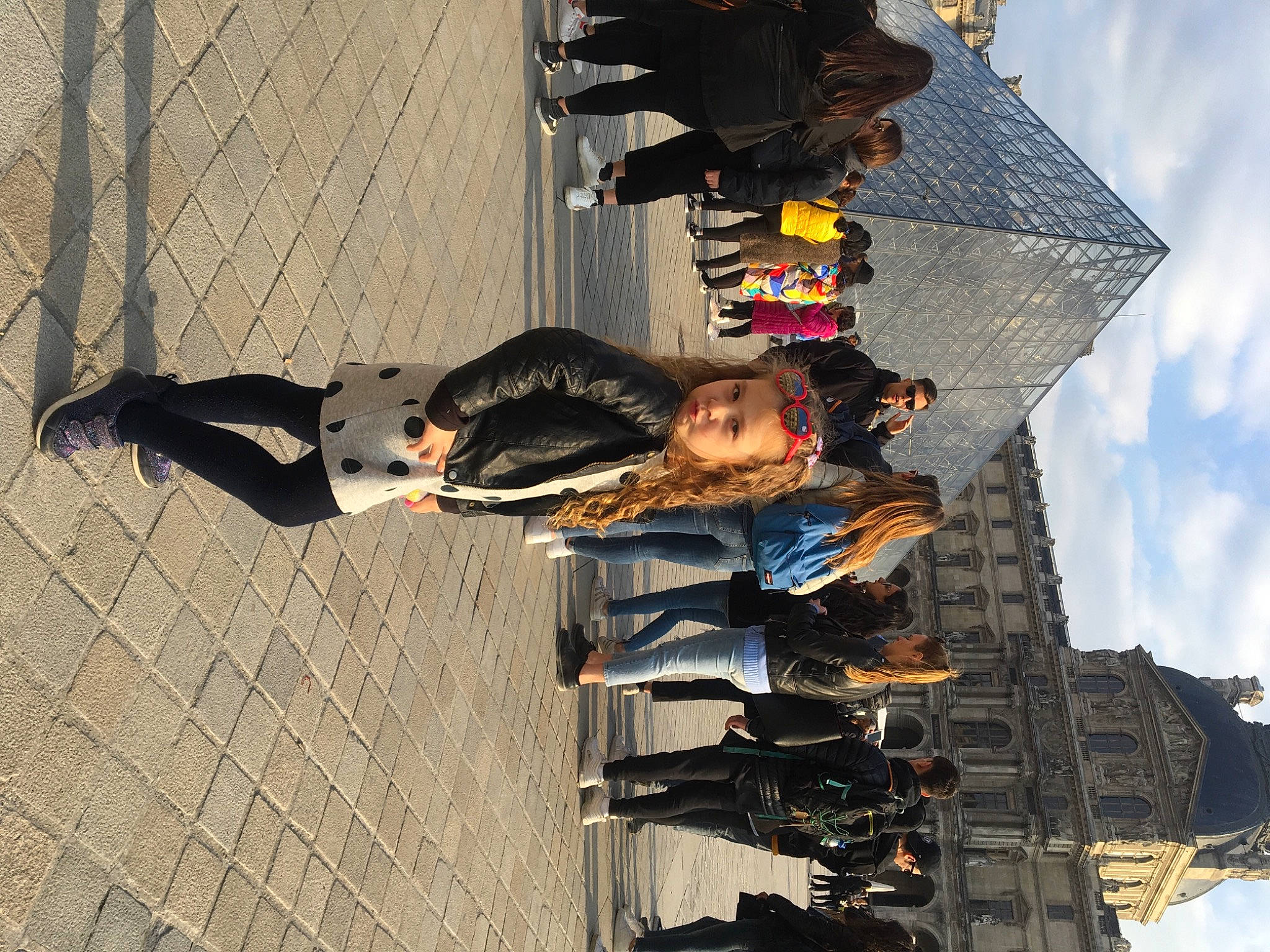 Leila a rejoint le concours — aidez-le/la à gagner de superbes lots ! black_hair, boot, leg, outdoor_shoe, person, shadow, street_fashion