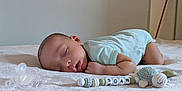 Soan a rejoint le concours — aidez-le/la à gagner de superbes lots ! baby, sleeping, pacifier, blanket, toy, crocheted, turtle, infant, onesie, bedroom, resting, cute, peaceful, child, soft, hand, face, mouth, skin, napping