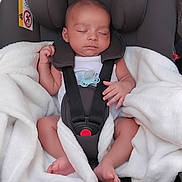 Soan participe au concours pour gagner de l'argent avec cette photo : baby, car_seat, sleeping, blanket, infant, child, safety_harness, pacifier, clothing, cute, peaceful, indoors, head_support, footwearless, resting, soft_texture, comfort, seat, baby_carrier, newborn