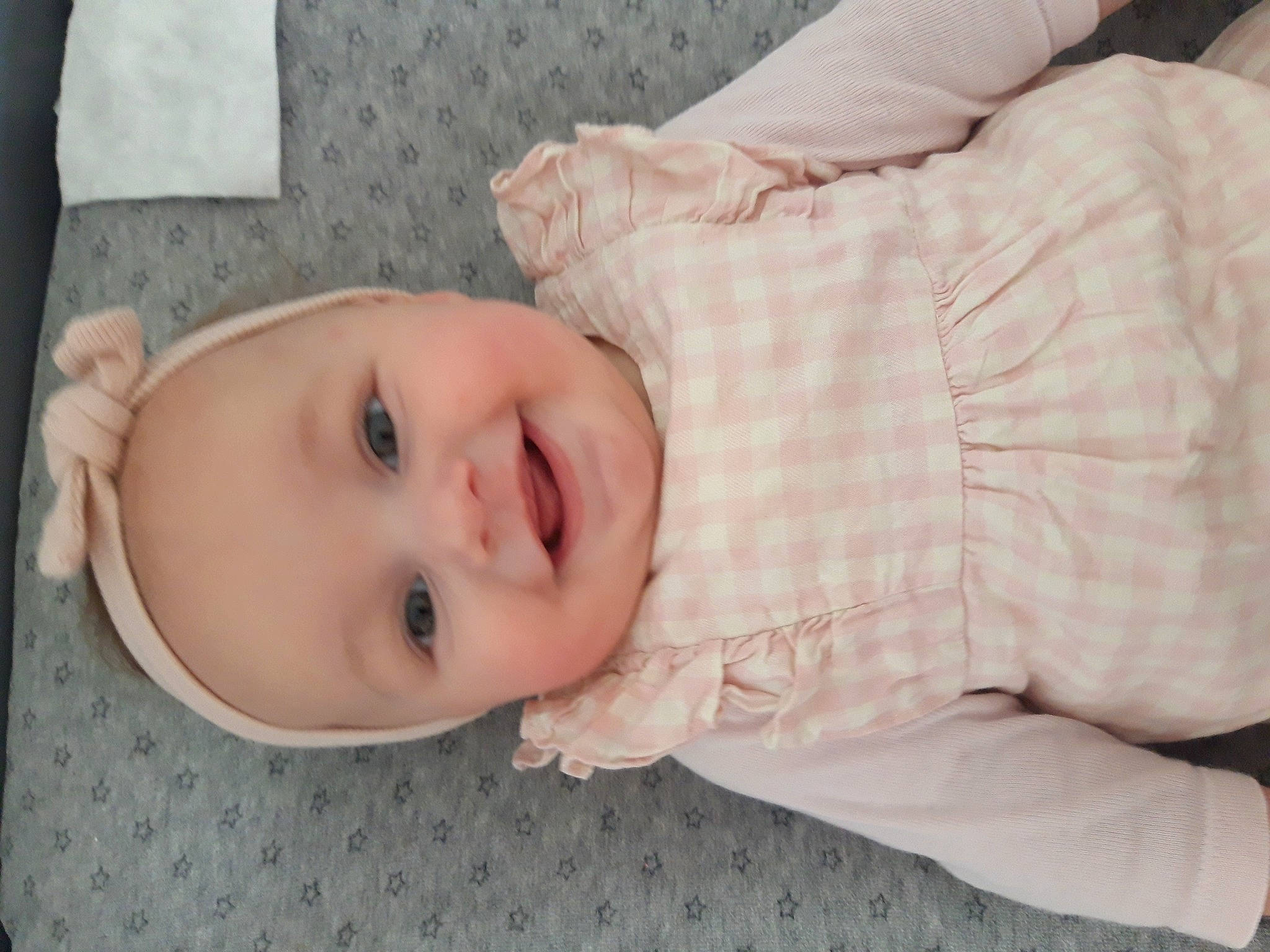 Lou participe au concours pour gagner de l'argent avec cette photo : baby, baby_toddler_clothing, cheek, child, comfort, eyebrow, grass, happy, joy, linens, lip, nose, pattern, person, portrait_photography, room, sitting, skin, sleeve, smile