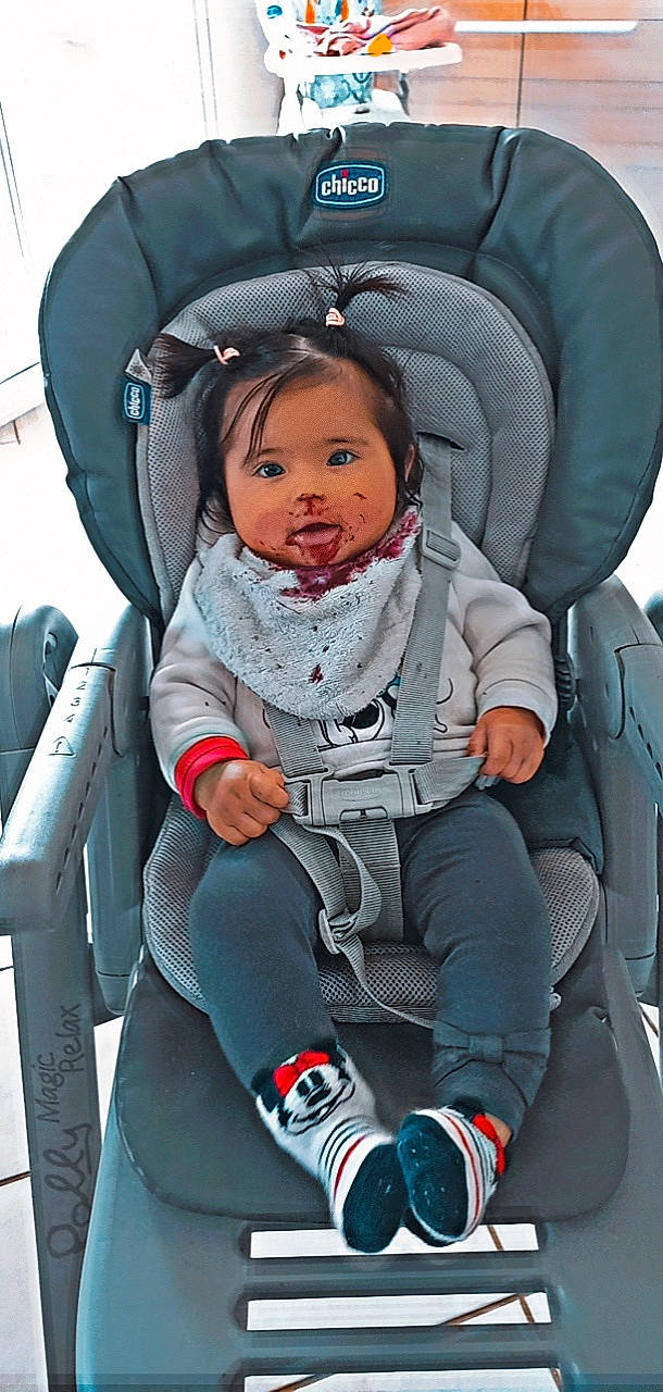 Alyana a rejoint le concours — aidez-le/la à gagner de superbes lots ! auto_part, baby, baby_carriage, baby_products, baby_safety, baby_toddler_clothing, beauty, blue, car_seat, child, comfort, electric_blue, fun, head, head_restraint, person, product, recreation, sitting, toddler