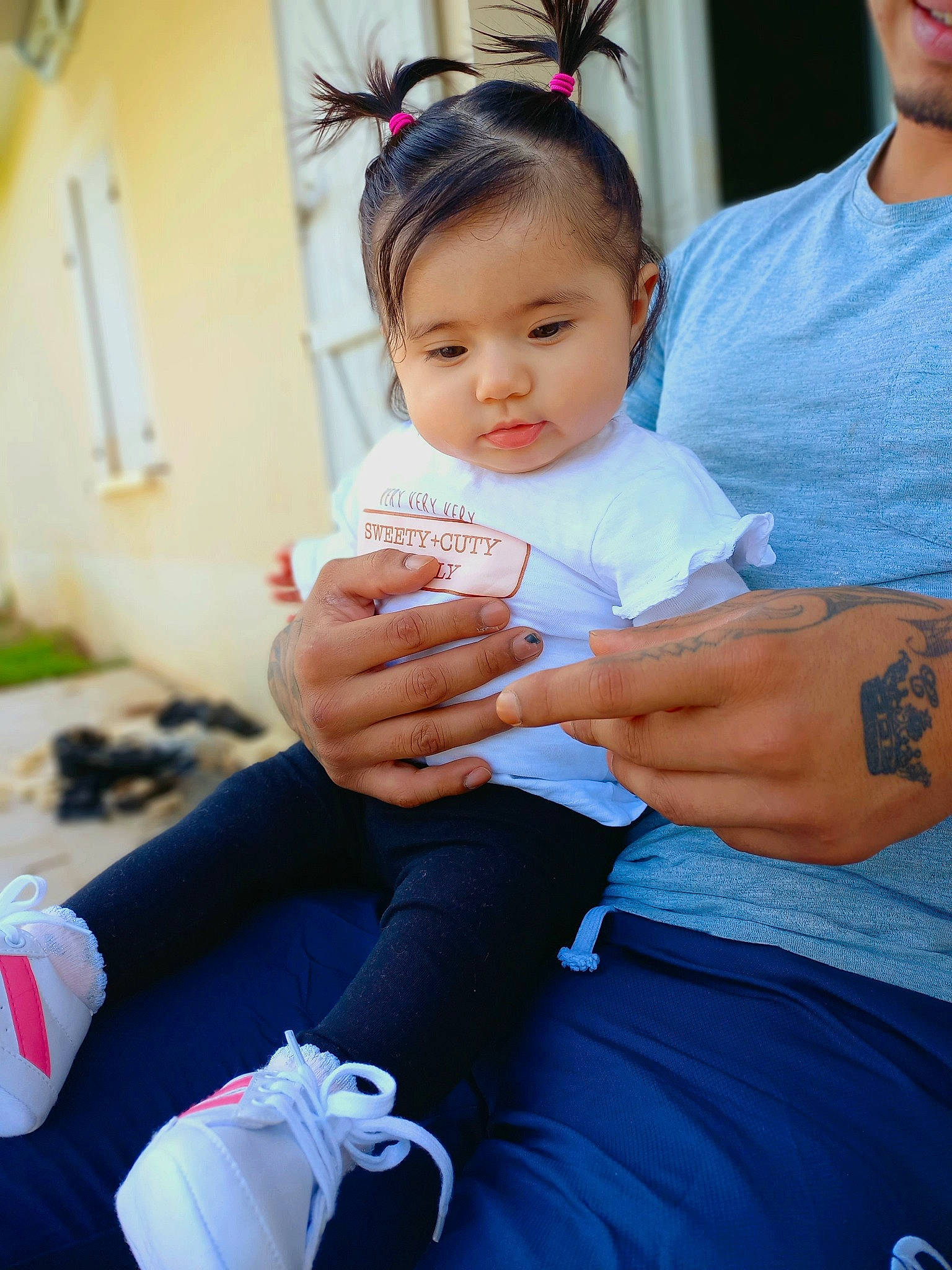 Alyana participe au concours pour gagner de l'argent avec cette photo : baby, baby_toddler_clothing, blue, child, event, finger, fun, gesture, grass, happy, human_leg, joint, knee, lap, person, pink, shoulder, skin, t_shirt, thigh