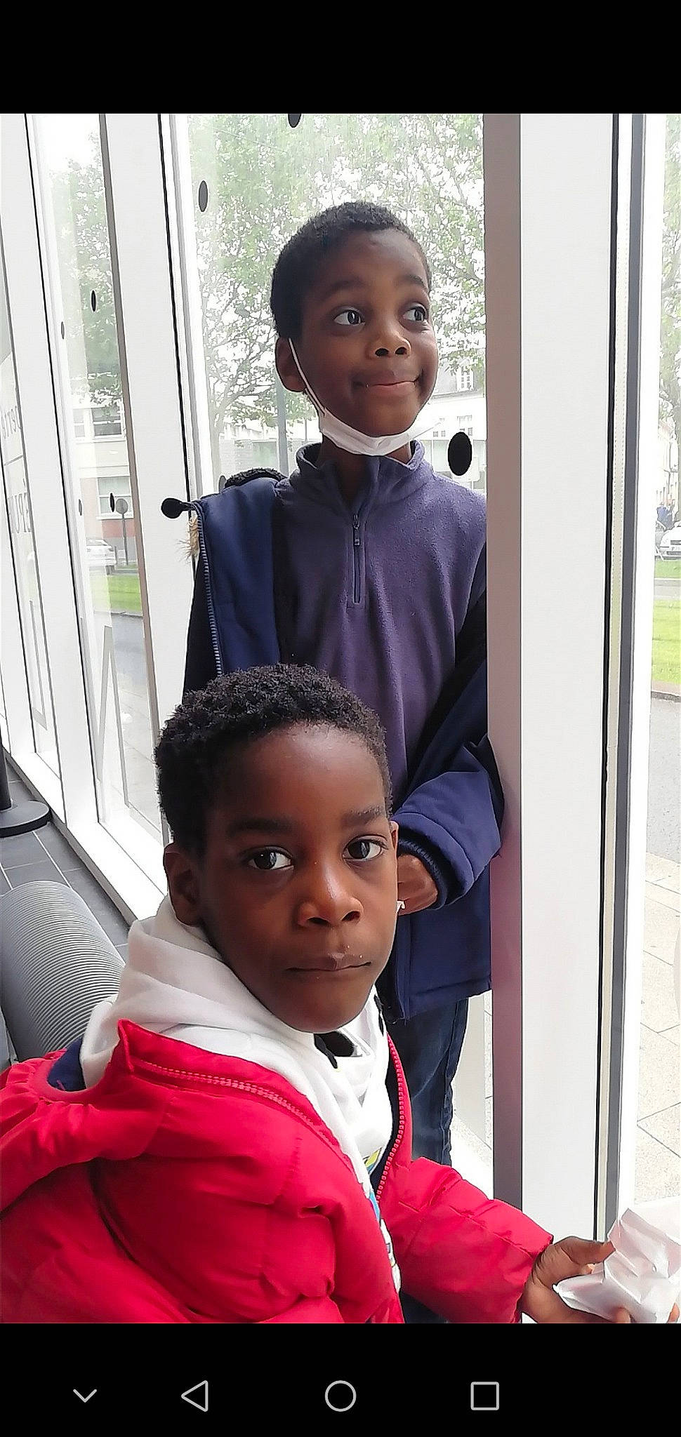 Kylian a rejoint le concours — aidez-le/la à gagner de superbes lots ! child, door, event, face, facial_expression, fun, happy, joy, outerwear, person, plant, room, school_uniform, smile, standing, t_shirt, tie, toddler, tradition, uniform