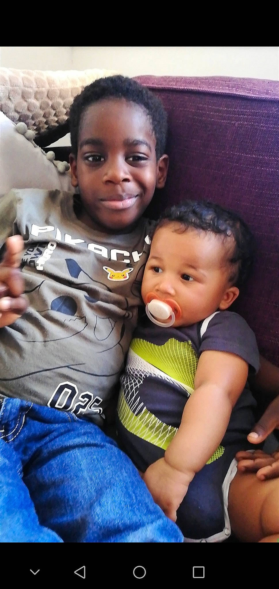 Kylian participe au concours pour gagner de l'argent avec cette photo : baby, baby_products, cheek, child, face, fun, grass, hairstyle, happy, head, iris, joy, leisure, nose, person, room, sitting, skin, smile, t_shirt