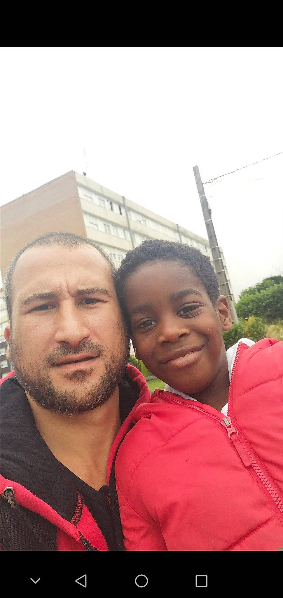 Kylian a rejoint le concours — aidez-le/la à gagner de superbes lots ! beard, cool, event, facial_hair, forehead, fun, gesture, hair, happy, head, house, joy, leisure, moustache, person, selfie, skin, sky, smile, tourism