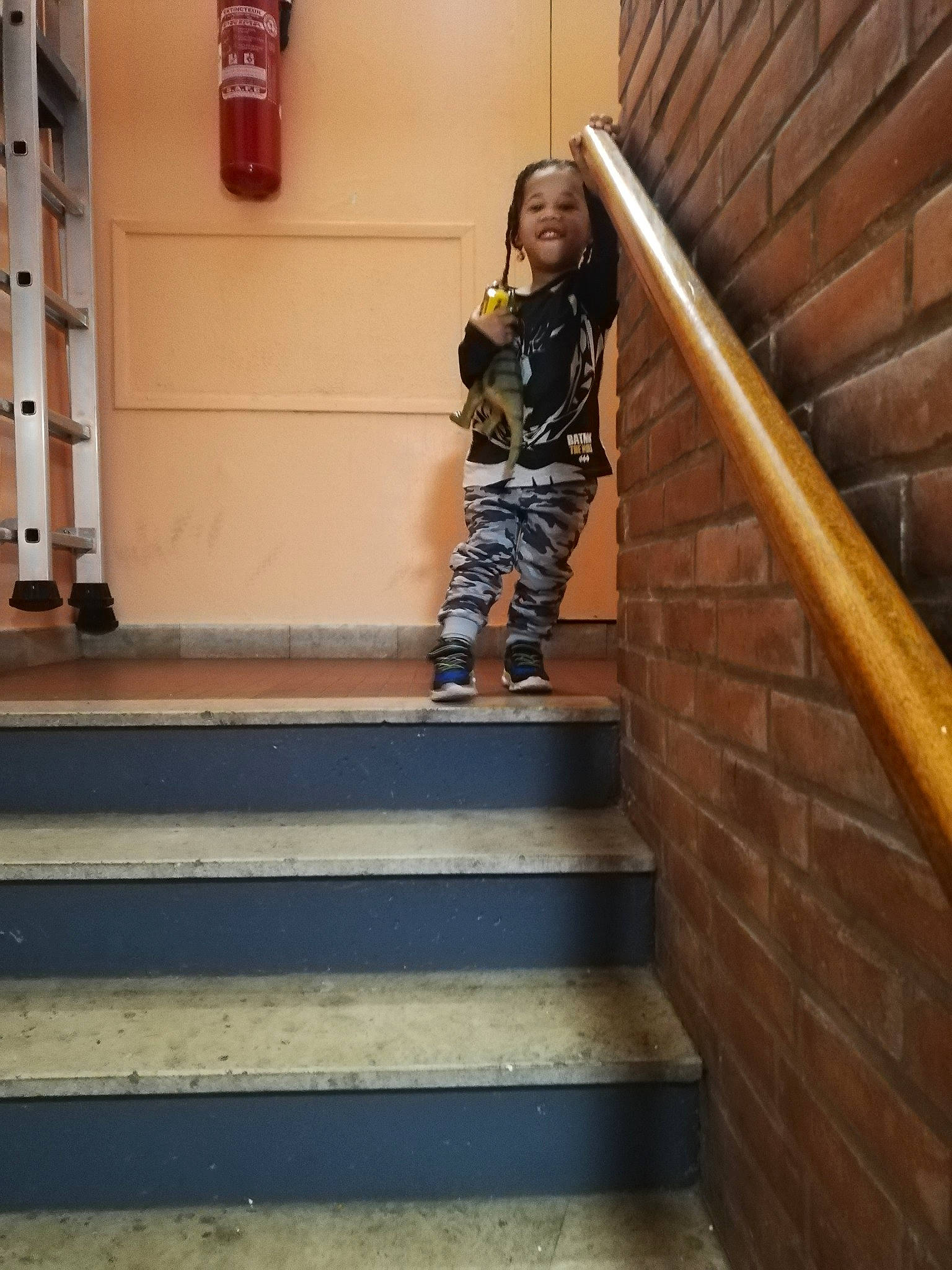 Djenaël participe au concours pour gagner de l'argent avec cette photo : boot, brick, brickwork, child, concrete, denim, floor, flooring, handrail, hardwood, house, human_leg, joy, leisure, pattern, person, sitting, stairs, symmetry, tints_and_shades