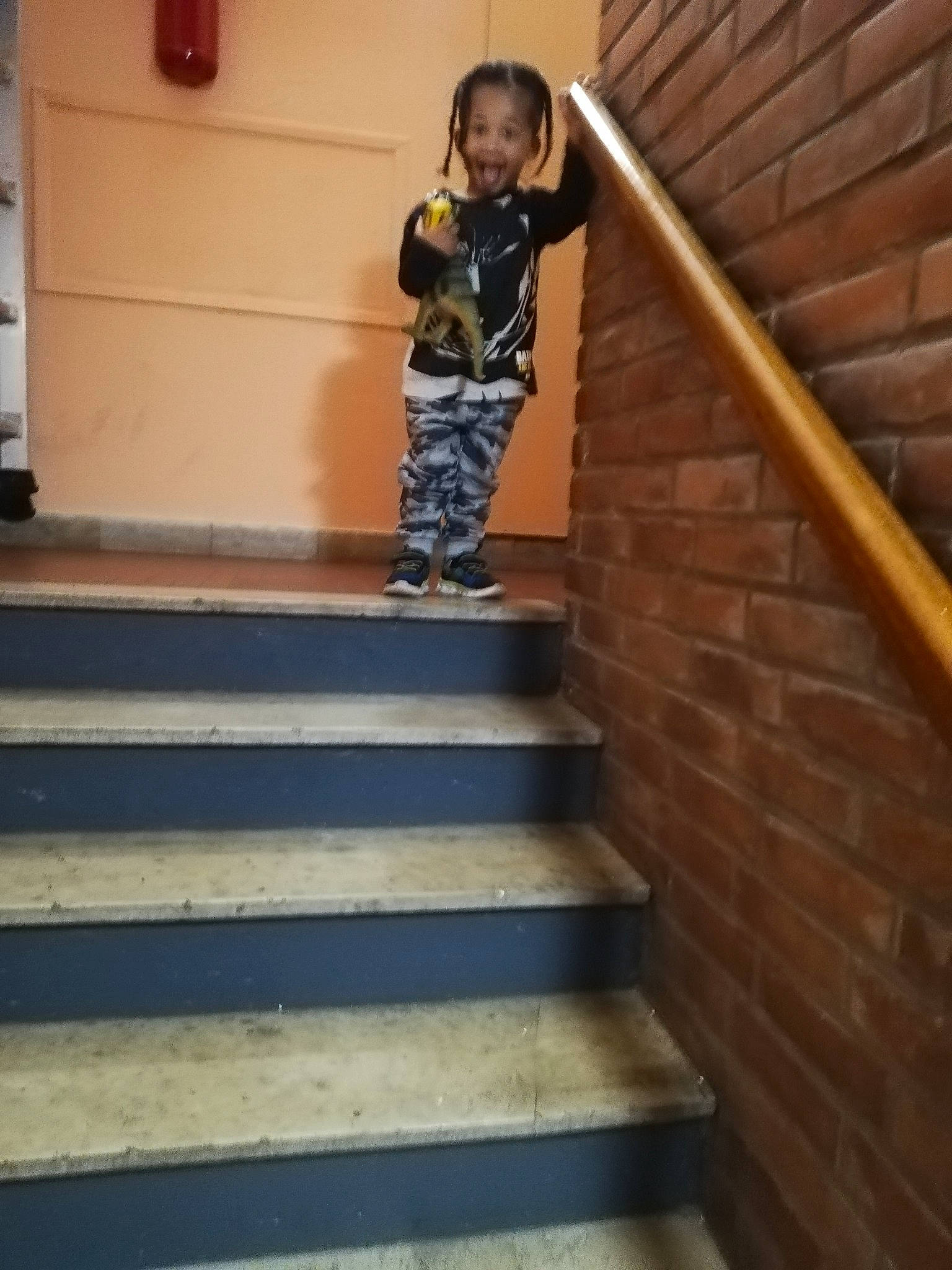 Djenaël participe au concours pour gagner de l'argent avec cette photo : brick, brickwork, child, composite_material, concrete, daylighting, flooring, handrail, hardwood, head, house, human_leg, pattern, person, room, sitting, stairs, symmetry, tints_and_shades, toddler