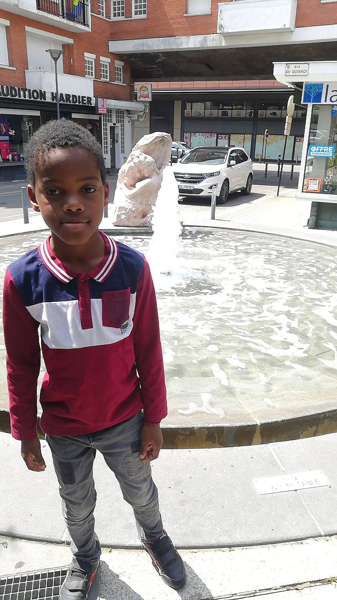 Steven a rejoint le concours — aidez-le/la à gagner de superbes lots ! asphalt, car, carmine, city, fountain, freezing, fun, leisure, pedestrian, person, precipitation, recreation, road, road_surface, sidewalk, sleeve, street, toddler, uniform, walking