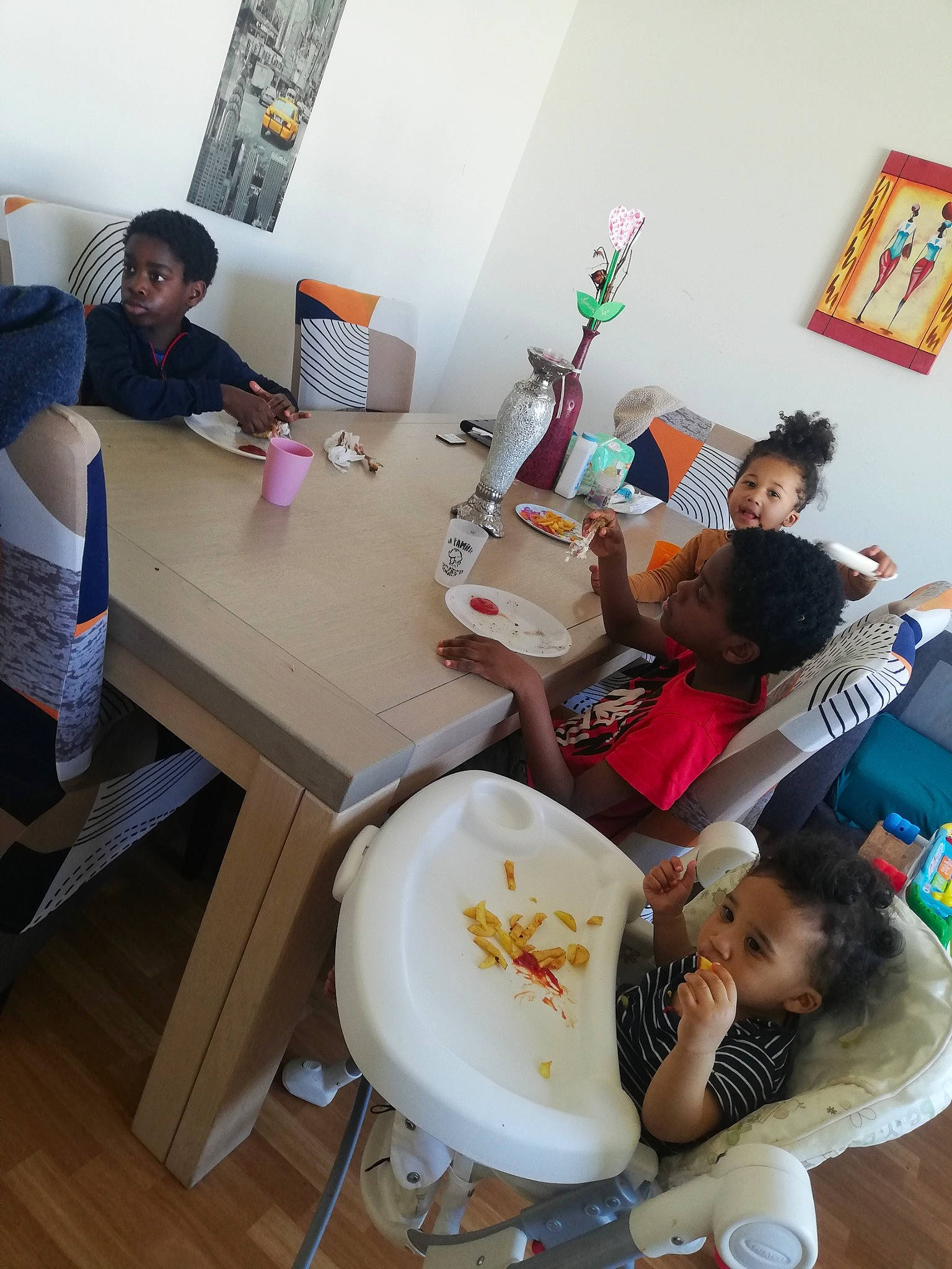 Steven participe au concours pour gagner de l'argent avec cette photo : breakfast, chair, child, cooking, cuisine, event, flooring, food, furniture, person, picture_frame, plate, play, room, sitting, t_shirt, table, tableware, toddler, under_exposed