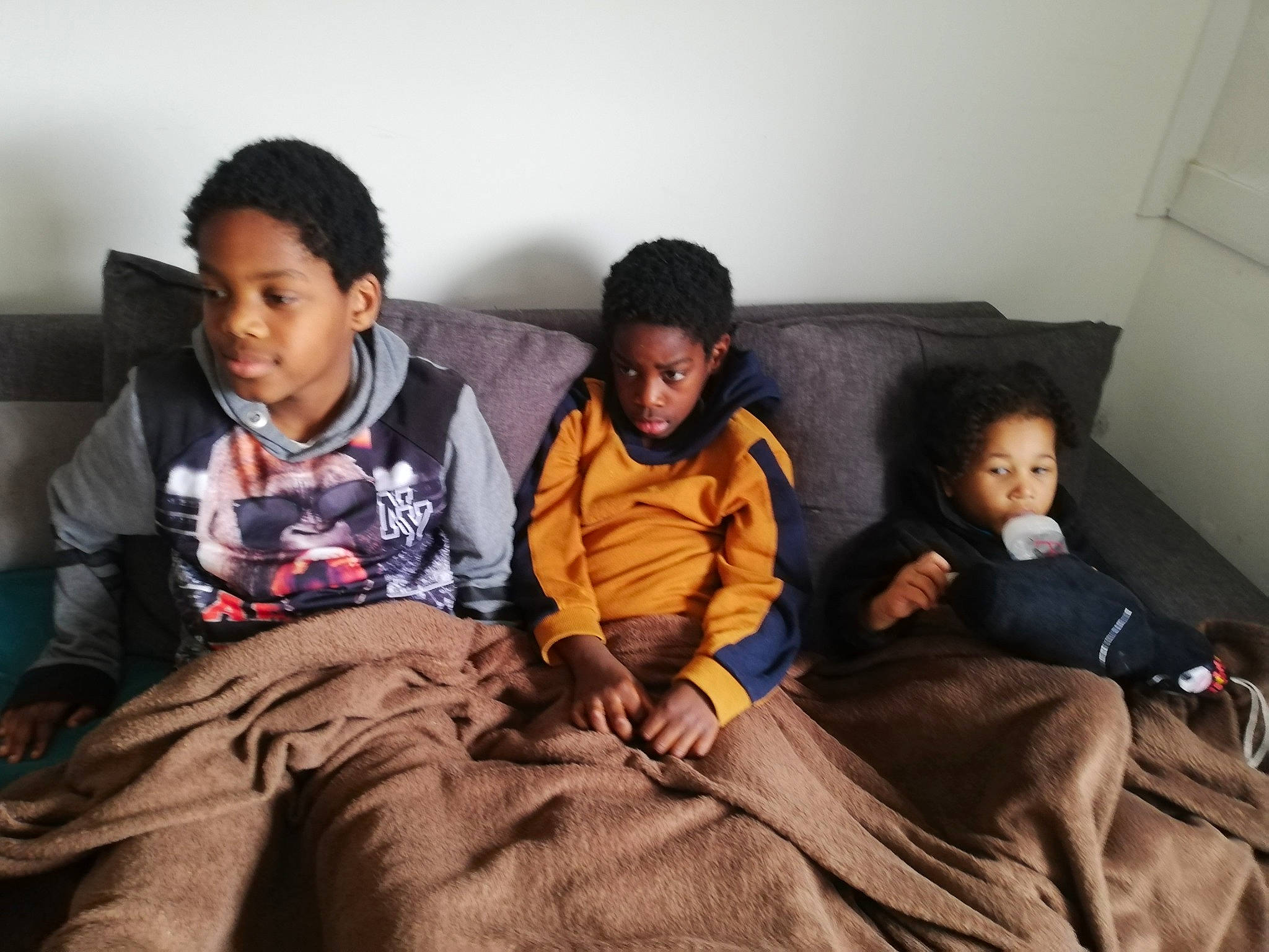 Steven participe au concours pour gagner de l'argent avec cette photo : child, comfort, conversation, couch, event, face, flooring, fun, happy, landscape, leisure, person, room, shorts, sitting, t_shirt, toddler, vacation