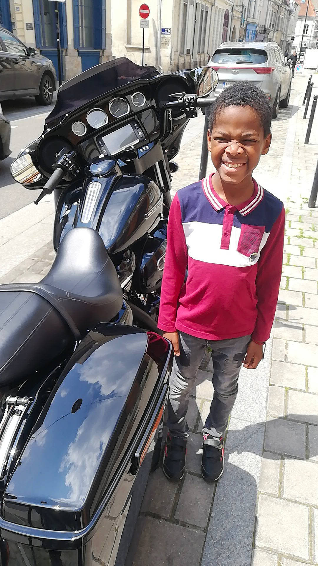 Steven participe au concours pour gagner de l'argent avec cette photo : automotive_design, automotive_exterior, automotive_lighting, automotive_tire, automotive_wheel_system, fender, fuel_tank, hairstyle, headlamp, joy, land_vehicle, leg, motor_vehicle, motorcycle_accessories, motorcycle_helmet, person, rim, smile, tire, travel