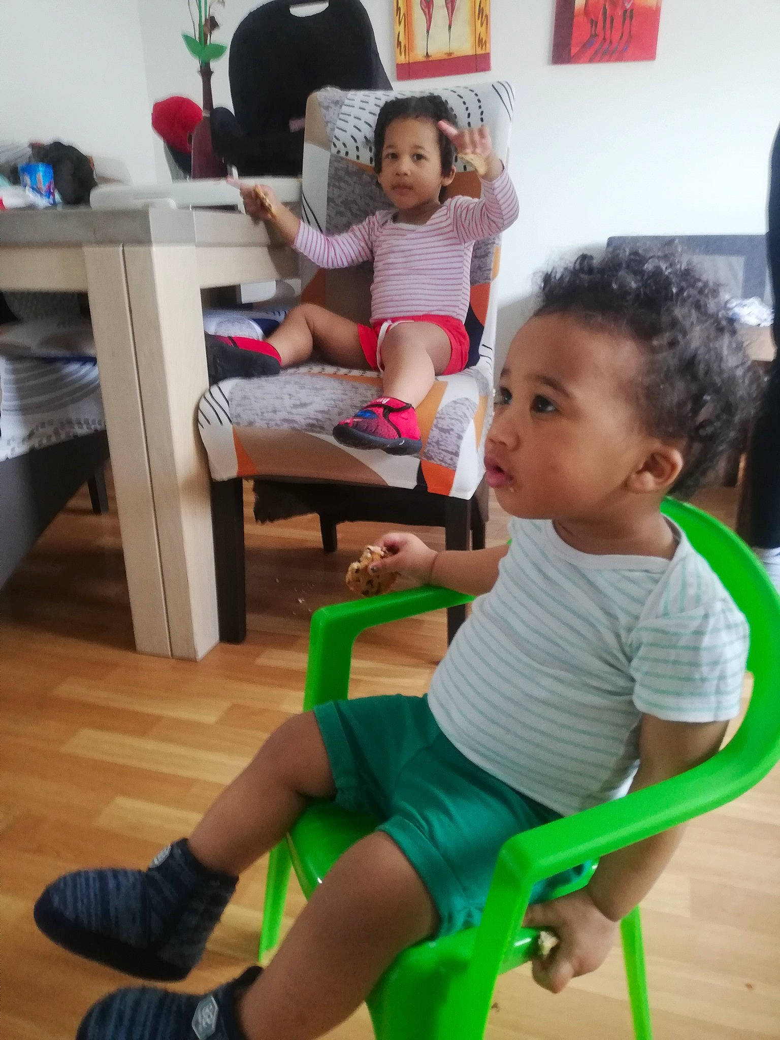 Djamal a rejoint le concours — aidez-le/la à gagner de superbes lots ! black, chair, child, flooring, foot, furniture, happy, human_leg, joint, knee, leg, leisure, person, room, shoe, shorts, sock, t_shirt, table, thigh