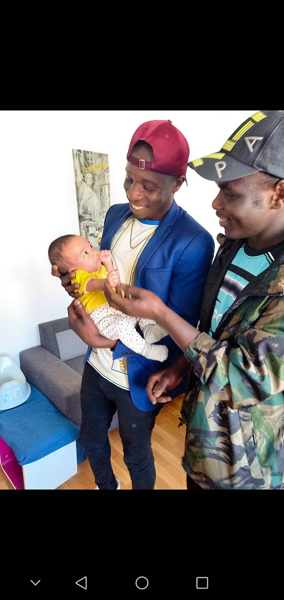 Djamal participe au concours pour gagner de l'argent avec cette photo : baby, baseball_cap, cap, child, couch, event, face, fun, happy, hat, headwear, joy, leisure, magenta, non_commissioned_officer, person, pillow, recreation, smile, studio_couch