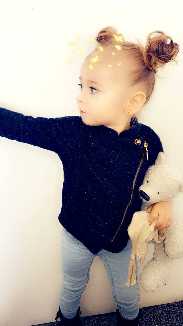 Mandy participe au concours pour gagner de l'argent avec cette photo : baby, blond, cheek, child, child_model, hairstyle, joint, outerwear, person, shoulder, sleeve, standing, toddler, top
